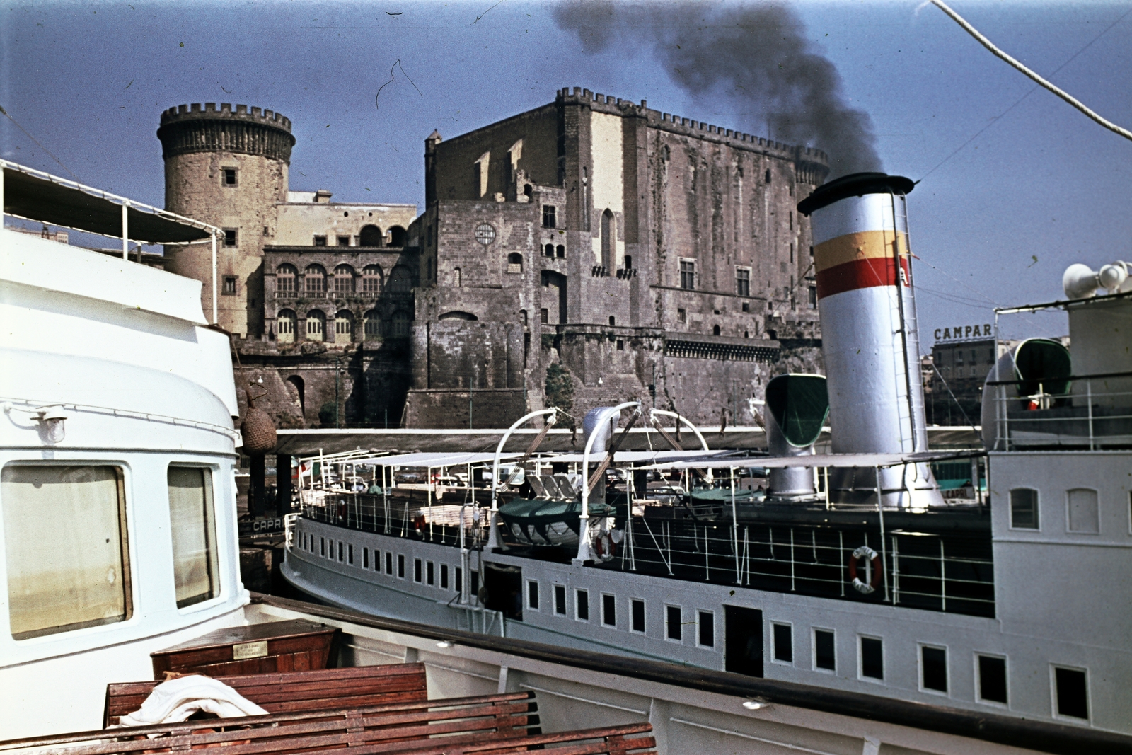 Olaszország, Nápoly, kikötő, háttérben az Új Vár (Castel Nuovo) vagy ismertebb nevén Anjou-erőd (Maschio Angioino)., 1961, Fortepan/Album074, vár, kirándulóhajó, Fortepan #263329
