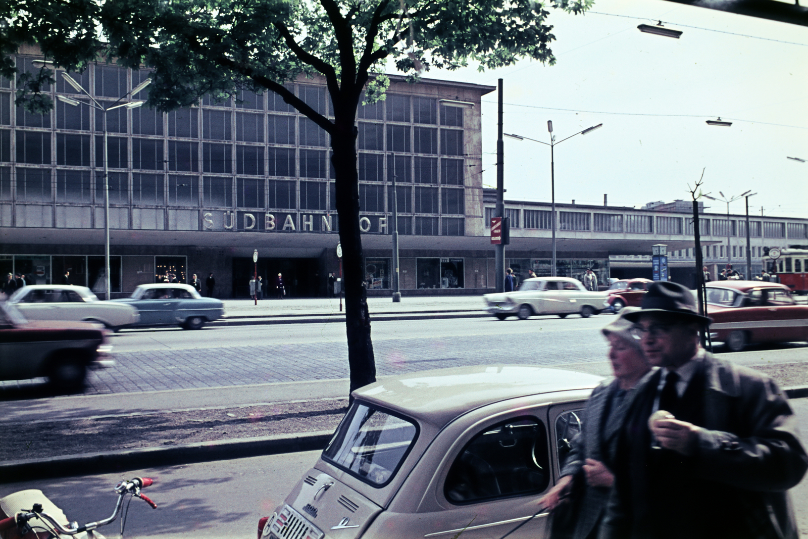 Austria, Vienna, Wiedner Gürtel, Südbahnhof., 1961, Fortepan/Album074, train station, colorful, Fortepan #263331