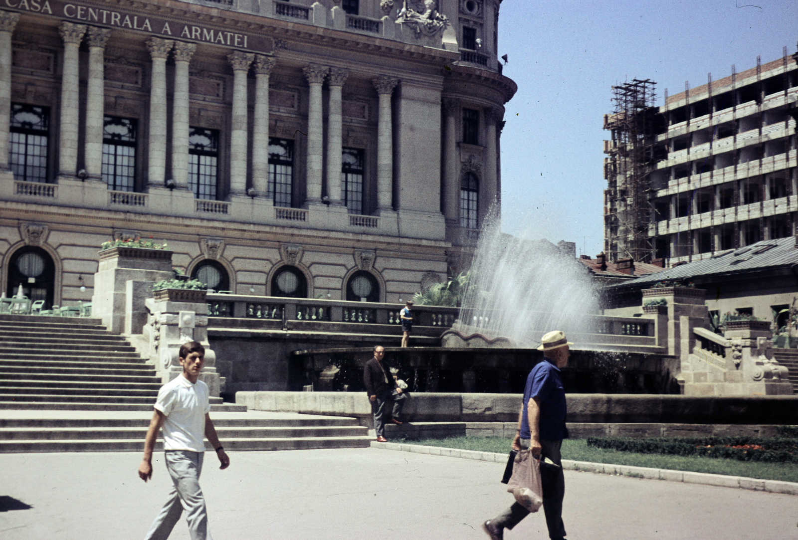 Románia, Bukarest, balra a Tiszti Kaszinó (akkoriban a Hadsereg Központi Háza) a Calea Victoriei felől nézve., 1961, Fortepan/Album074, Fortepan #263332