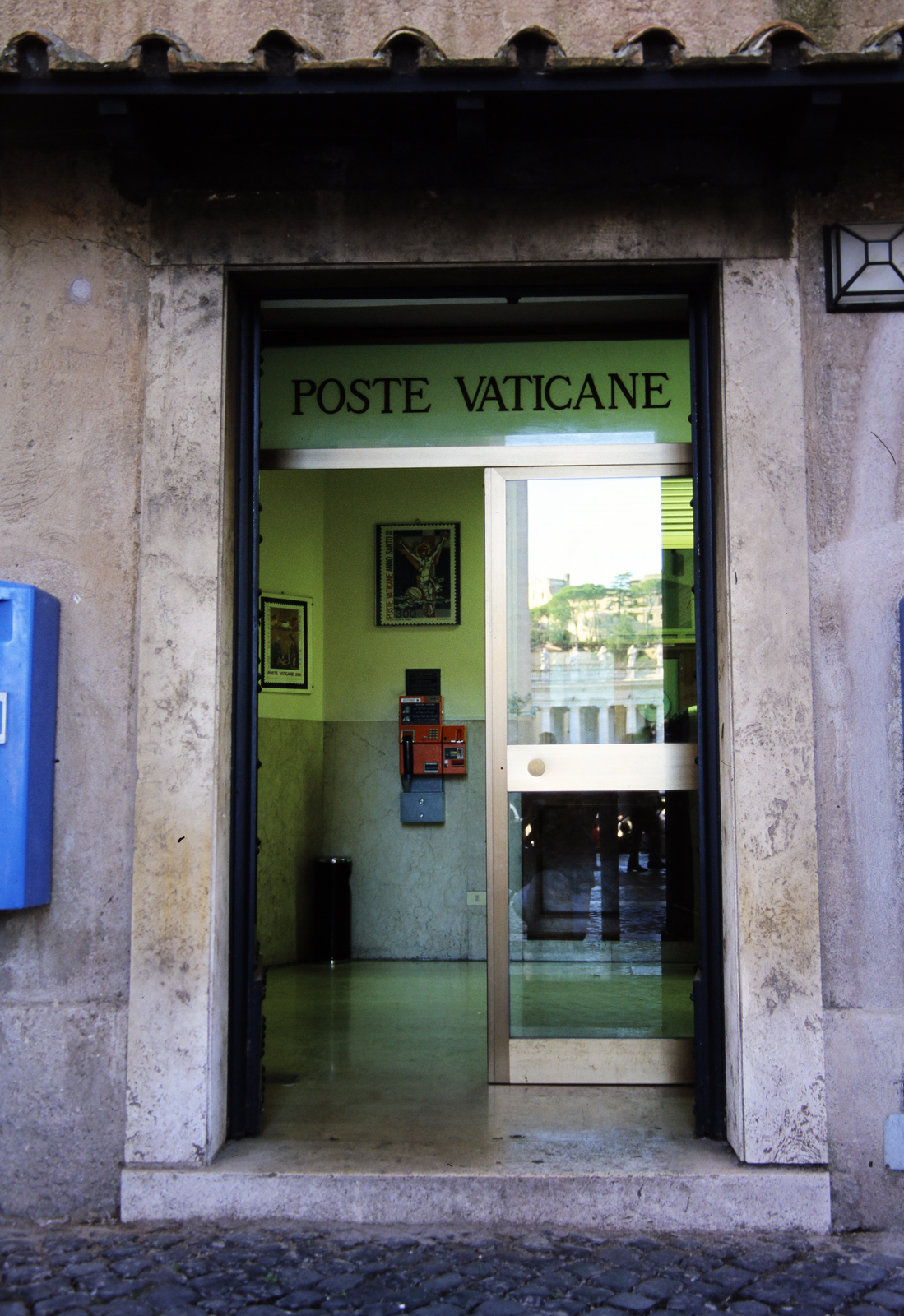Italy, Rome,Vatican City, Szent Péter tér, vatikáni posta a Porta del Pellegrino mellett., 1971, Fortepan/Album074, telephone, phone booth, stamp, post, colorful, Fortepan #263333
