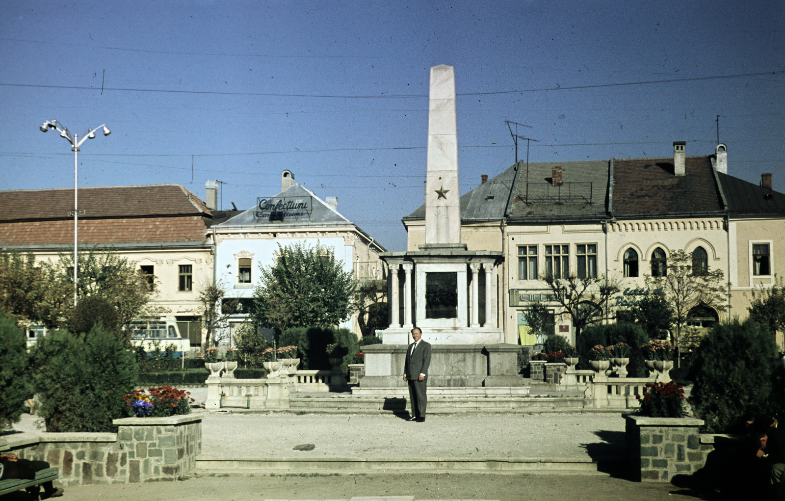 Románia,Erdély, Nagybánya, Rákóczi tér (Piaţa Libertăţii), az emlékmű mögött a Strada Mihai Viteazu torkolata., 1962, Fortepan/Album074, színes, Fortepan #263336