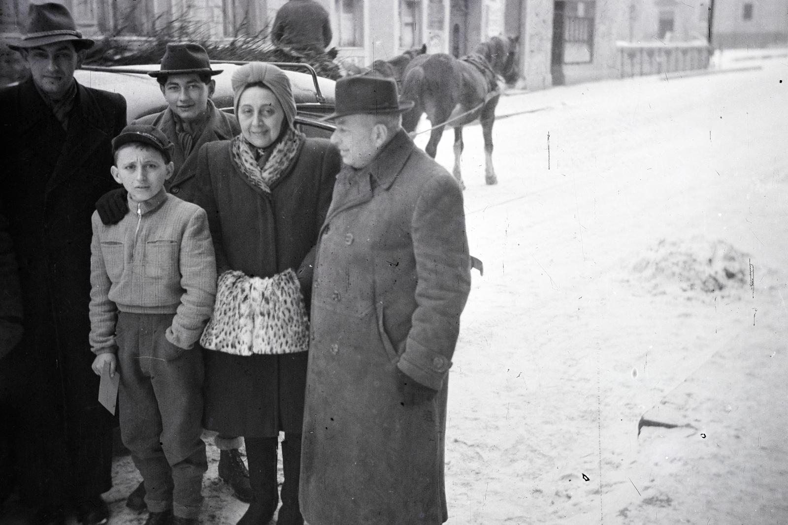 Magyarország, Miskolc, Kazinczy utca, távolban a Hősök terénél a Minorita templom részlete látható., 1947, Bónis József, úriember, csoportkép, kamasz, fiúk, hó, lovaskocsi, télikabát, nagyszülő, Fortepan #263340