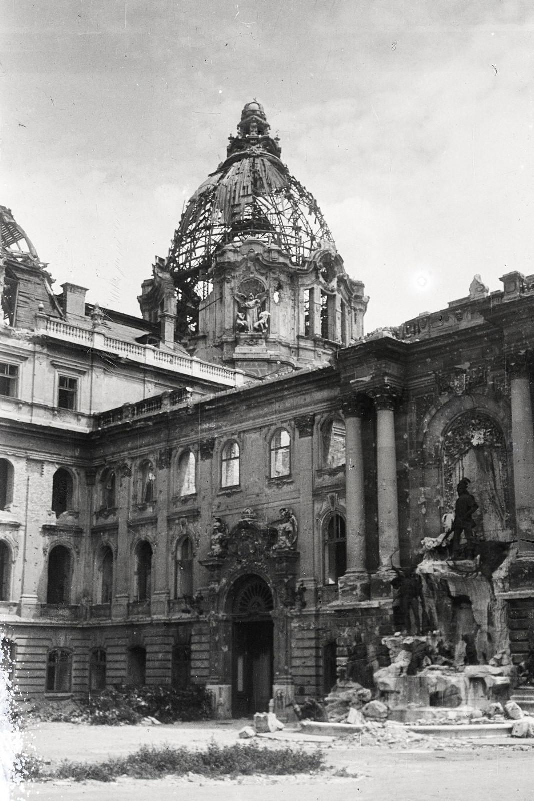 Magyarország, budai Vár, Budapest I., Királyi Palota (később Budavári Palota), Hunyadi udvar, jobbra a Mátyás király kút., 1947, Bónis József, háborús kár, épületkár, kupola, szoborcsoport, Budapest, Fortepan #263343