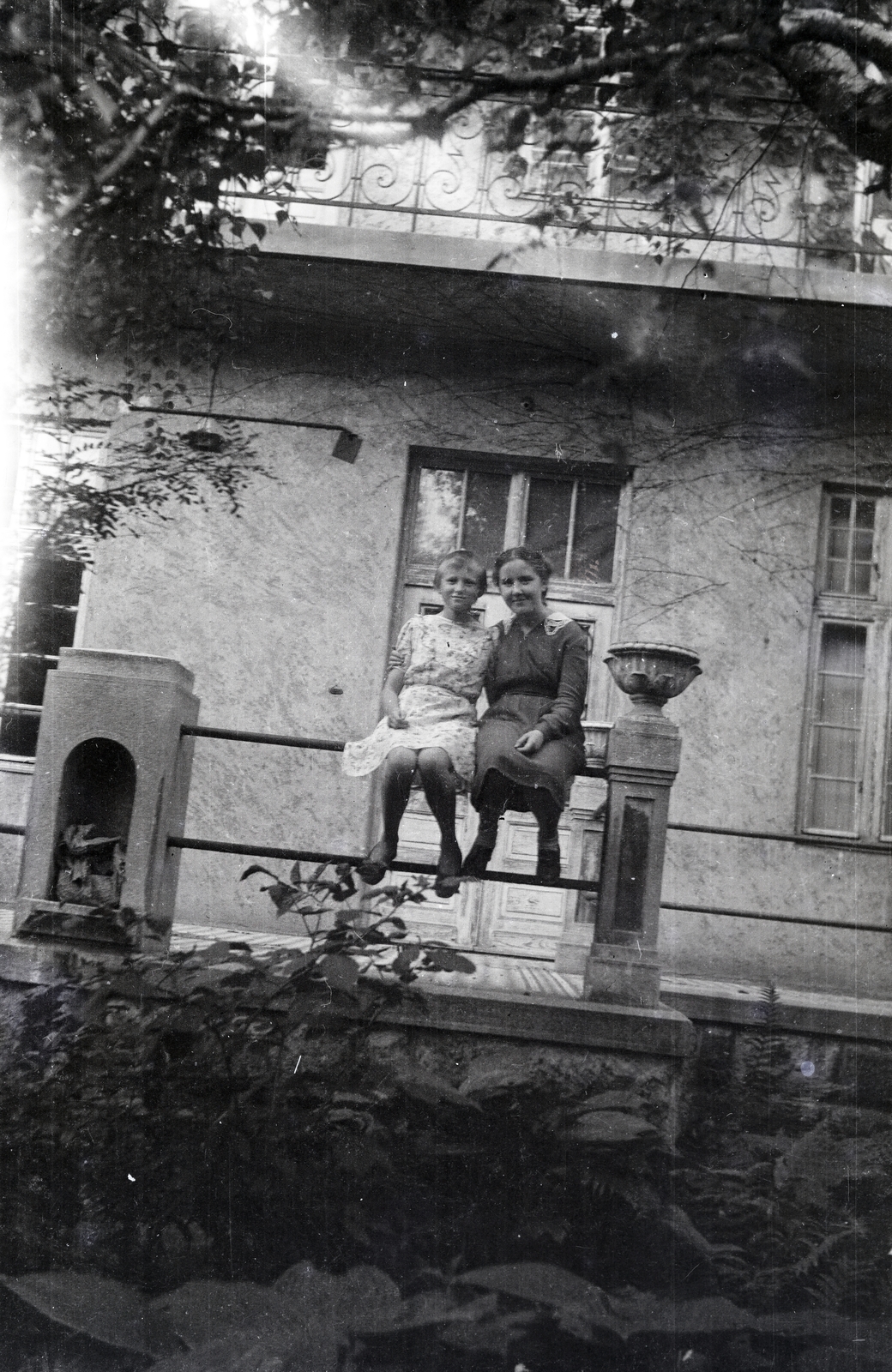 1947, Bónis József, korláton ülni, lányok, Fortepan #263351