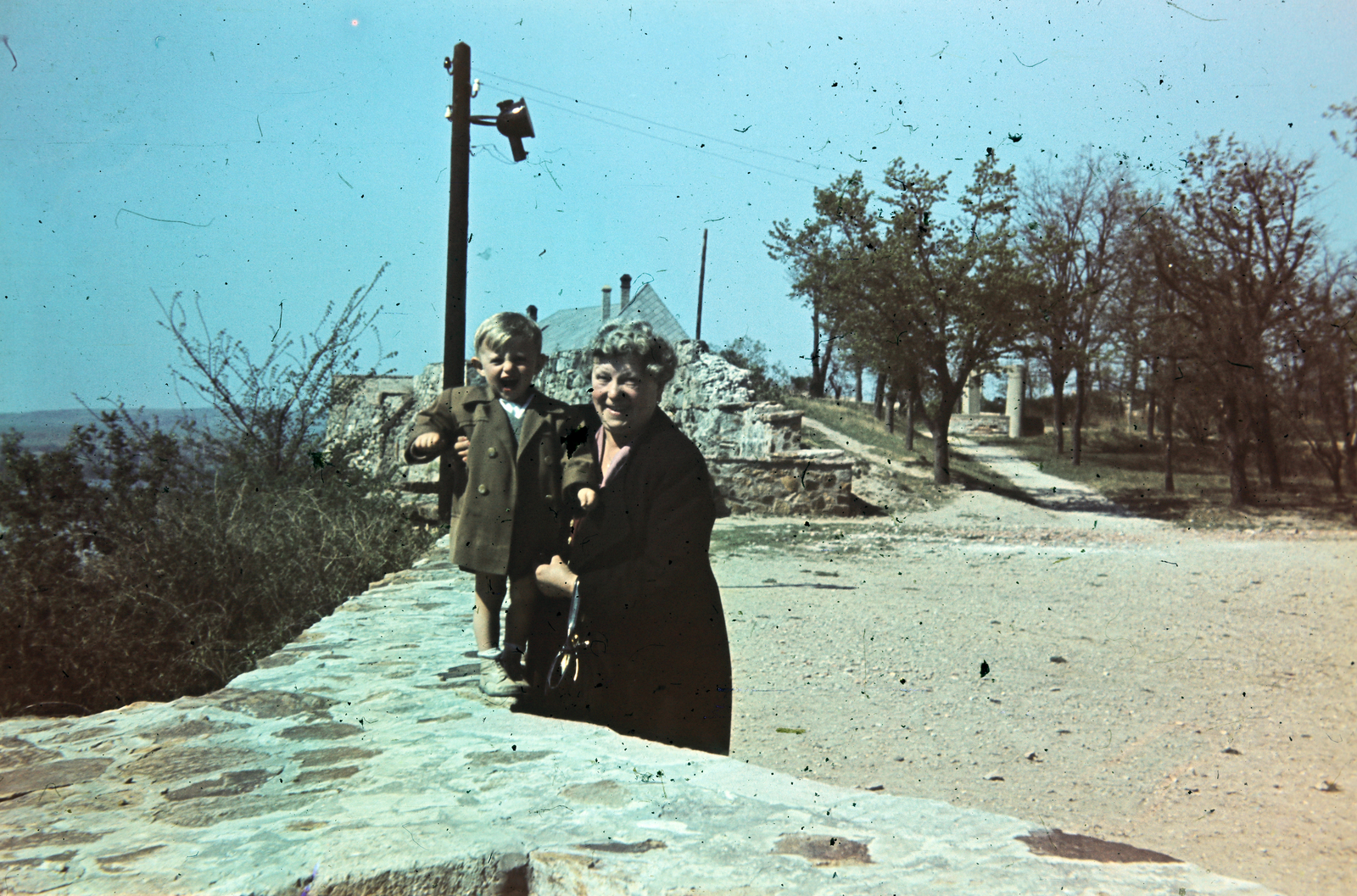 Hungary, Esztergom, Vár, a Bazilika felől az Északi rondella felé nézve., 1951, Kovács Györgyi, coat, kid, colorful, grandparent, castle wall, Fortepan #263358