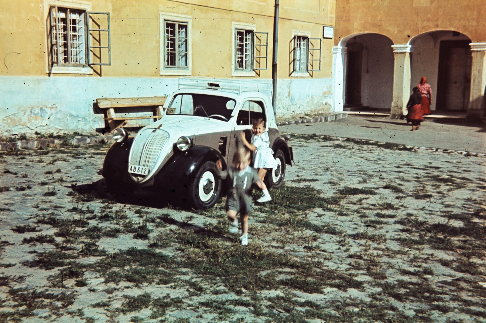 Hungary, Gödöllő, a felvétel a Nagyboldogasszony-bazilika udvarán készült., 1951, Kovács Györgyi, automobile, Fiat-brand, Italian brand, colorful, Fortepan #263361