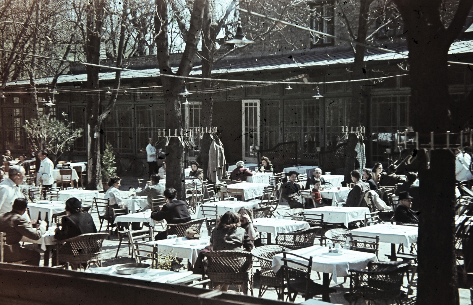 Hungary, Budapest II., Balázs Vendéglő a Hűvösvölgyi (Hidegkúti) úton., 1941, Kovács Györgyi, Budapest, colorful, Fortepan #263367