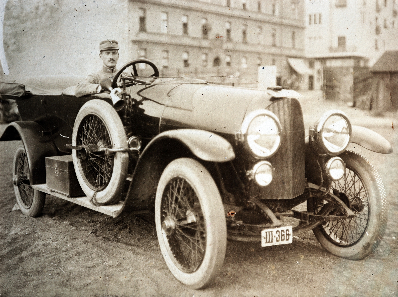 Hungary, Budapest XIII., az autómobil a Gogol (Zápolya) utca 9. / Pannónia utca 63. számú telken áll, a háttérben középen a Gogol (Zápolya) utca 20. számú, tőle jobbra a Hegedűs Gyula (Berzenczei) utca sarok másik oldalán a Gogol (Zápolya) utca 22. számú épülrz látható, 1915, Zichy kúria, Zala, automobile, number plate, Budapest, Fortepan #263416