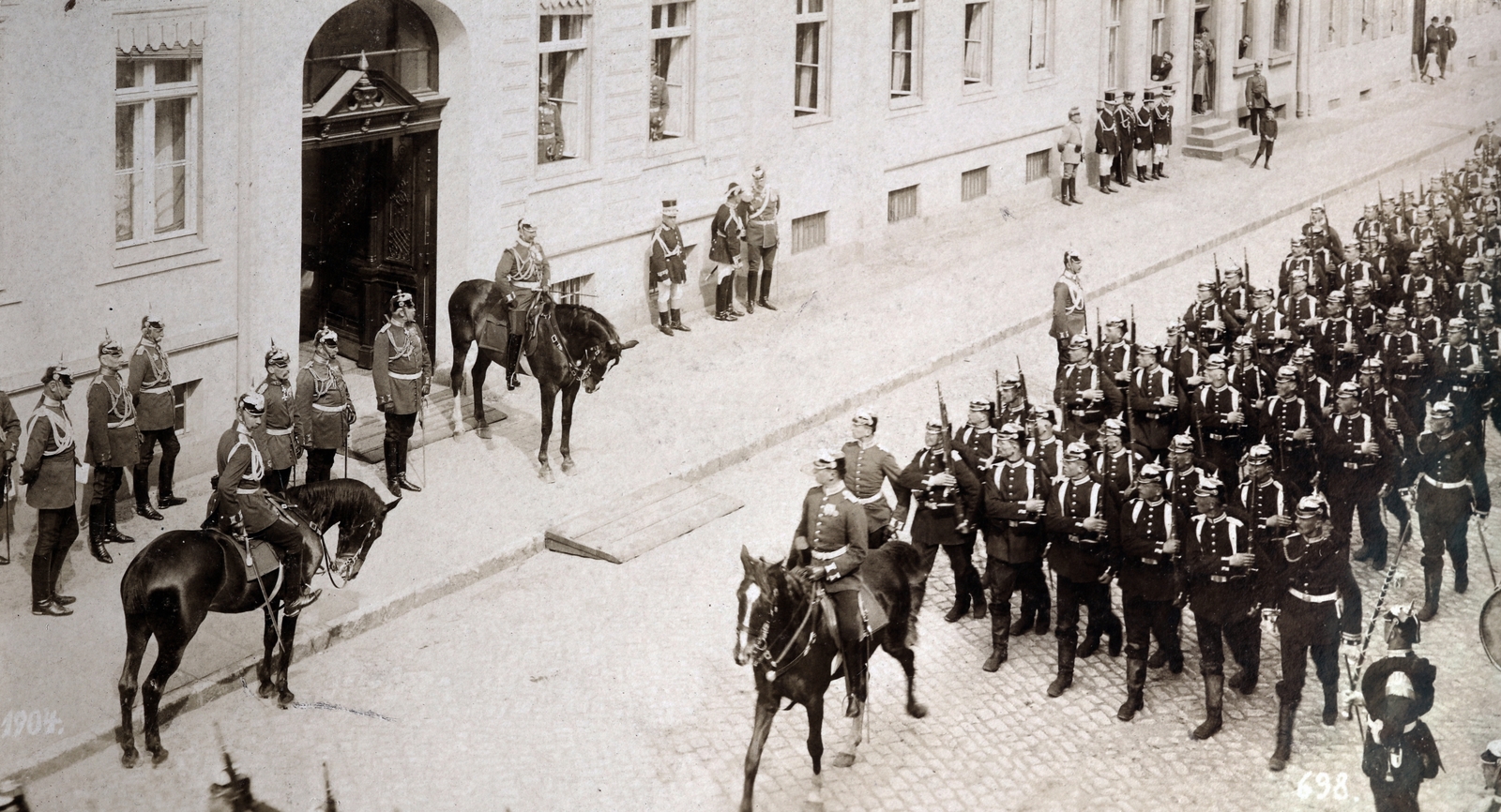 Németország, Potsdam, Henning-von-Tresckow-Straße (Priesterstraße) 5., II. Vilmos császár látogatása az első gyalogos őrezred laktanyájában., 1906, Zichy kúria, Zala, madártávlat, díszmenet, lovasság, felvonulás, Fortepan #263481