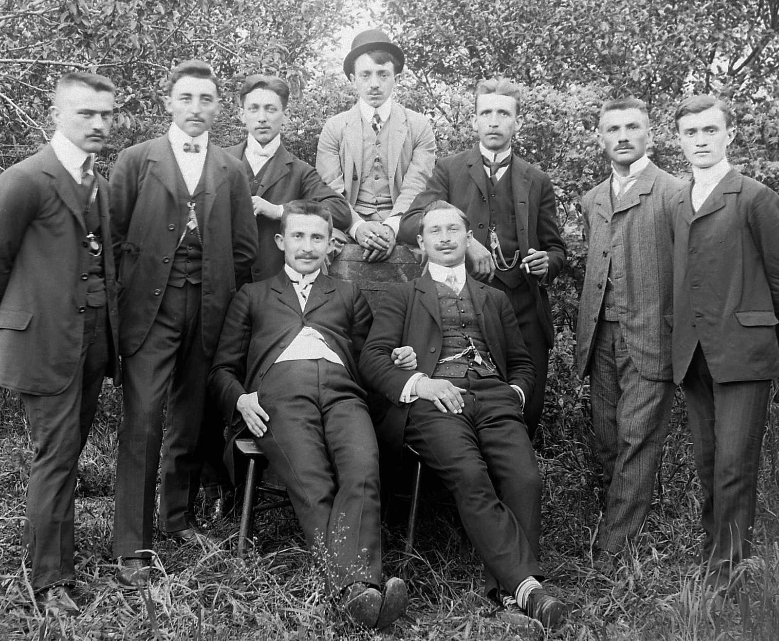 1921, Fortepan, smoking, garden, tableau, men, posture, stretched legs, hold upper arms, Fortepan #2635