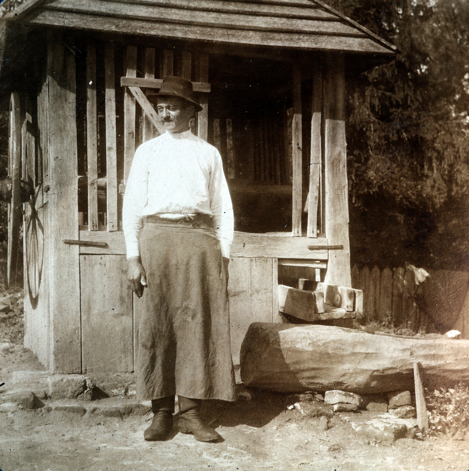 Hungary, a felvétel Zichy-kúria parkjában készült., 1914, Zichy kúria, Zala, hat, well, pants, apron, Fortepan #263612