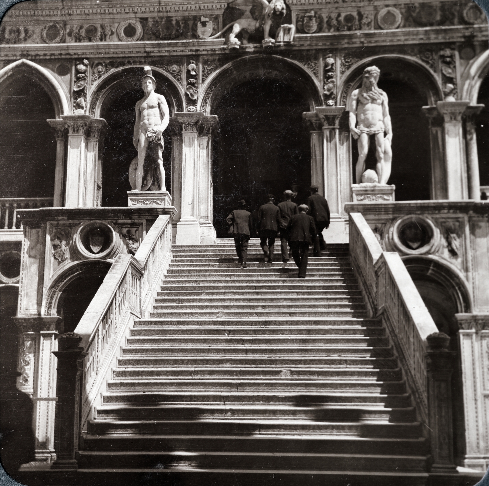 Italy, Venice, Szent Márk tér, Dózse-palota, az Óriások lépcsője Mercur és Neptun szobrával., 1911, Zichy kúria, Zala, sculpture, stairs, Fortepan #263628