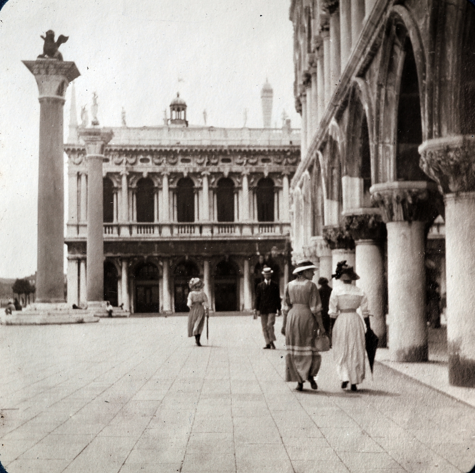 Italy, Venice, Riva degli Schiavoni a Dózse-palota előt, szemben a Szent Márk tér, balra a gránitoszlopon Velence jelképe, a szárnyas oroszlán., 1911, Zichy kúria, Zala, stone lion, pillar, Fortepan #263630