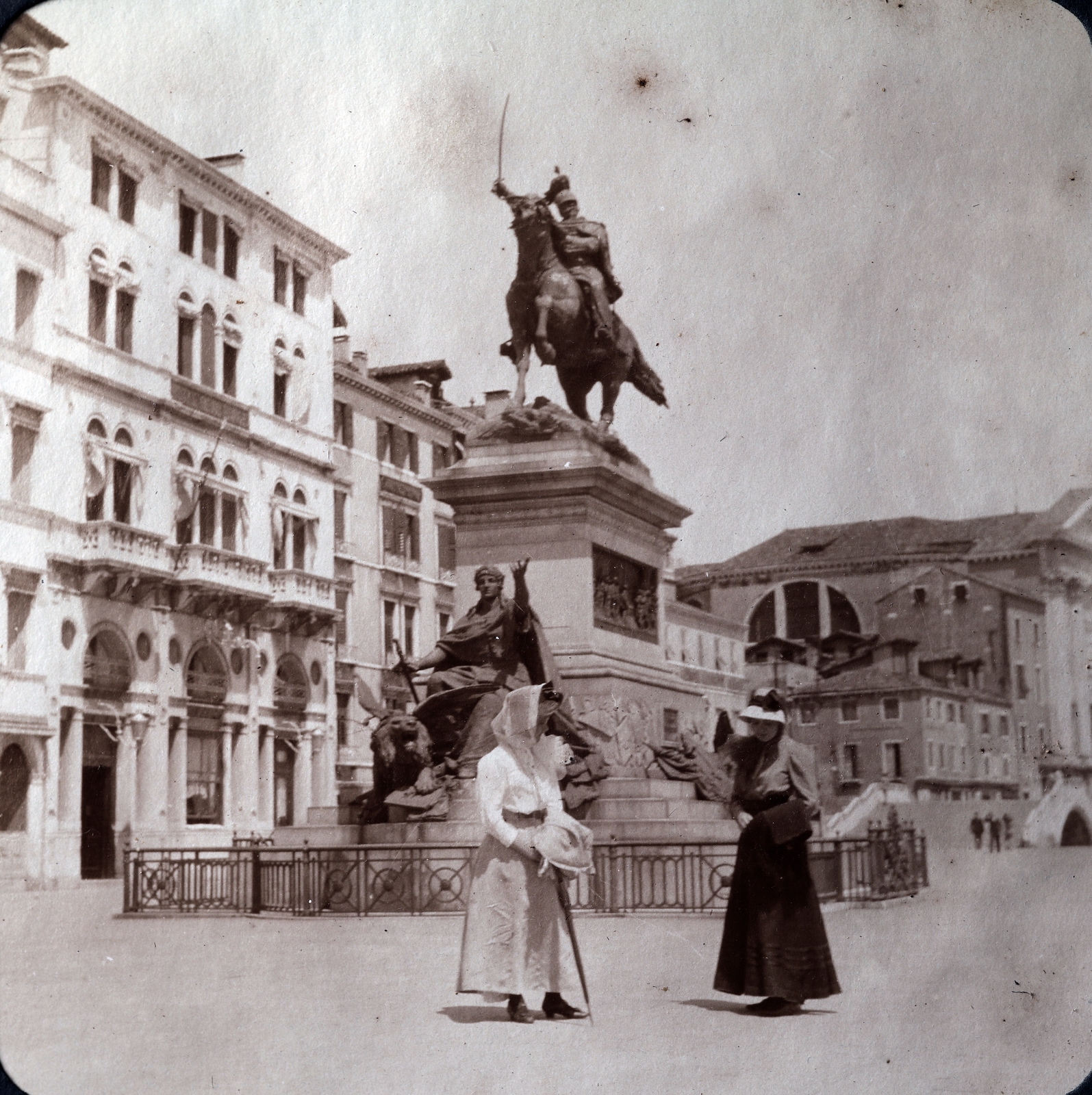 Olaszország, Velence, Riva degli Schiavoni, II. Viktor Emánuel emlékmű (Monumento a Vittorio Emanuele II)., 1911, Zichy kúria, Zala, nők, tér, szoknya, szoborcsoport, lovas szobor, emlékmű, Fortepan #263631
