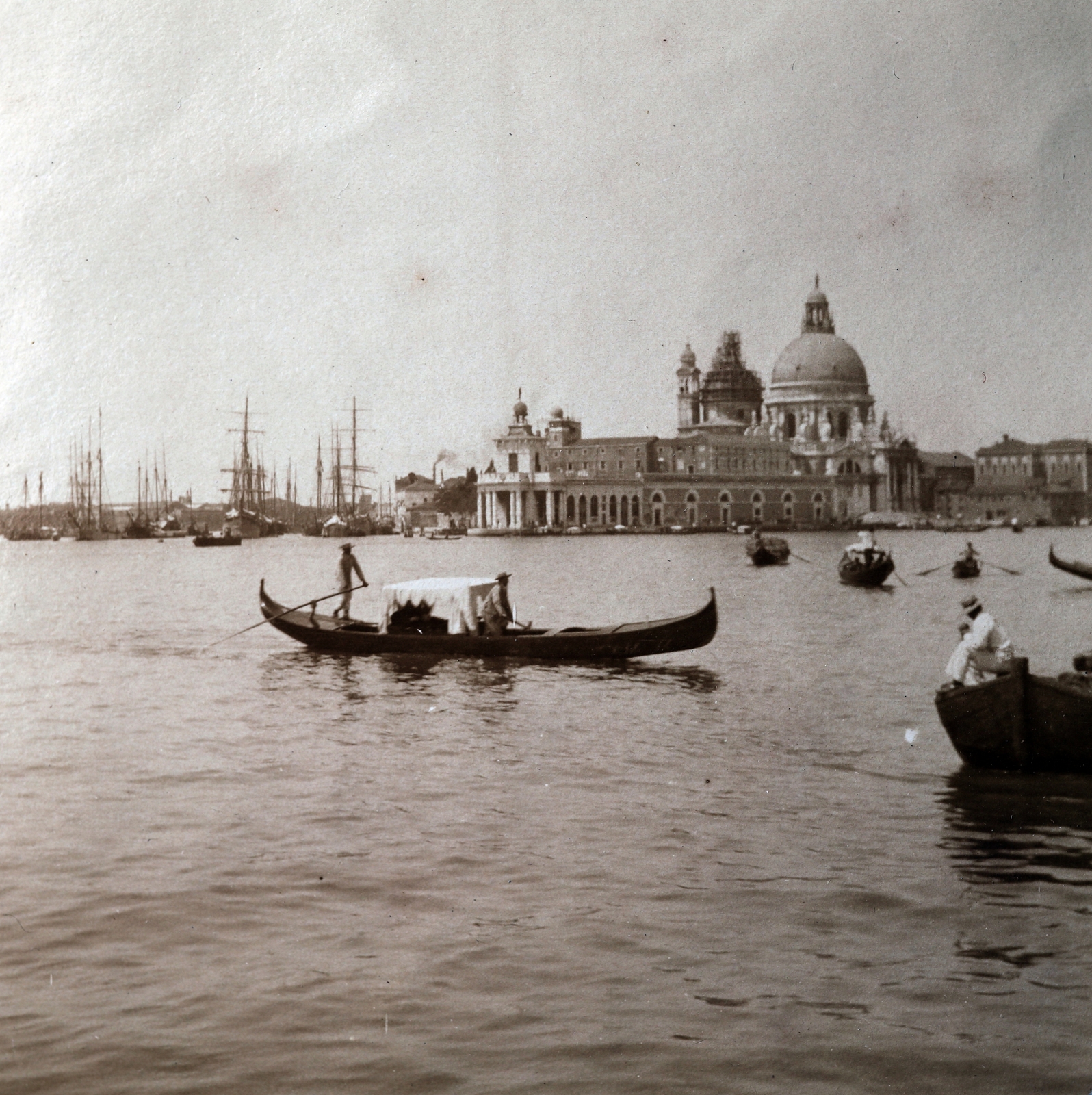 Italy, Venice, Canal Grande a Szent Márk tér környékéről nézve, szemben a Vámház és a Santa Maria della Salute fogadalmi templom., 1911, Zichy kúria, Zala, paddling, rowing boat, Fortepan #263632