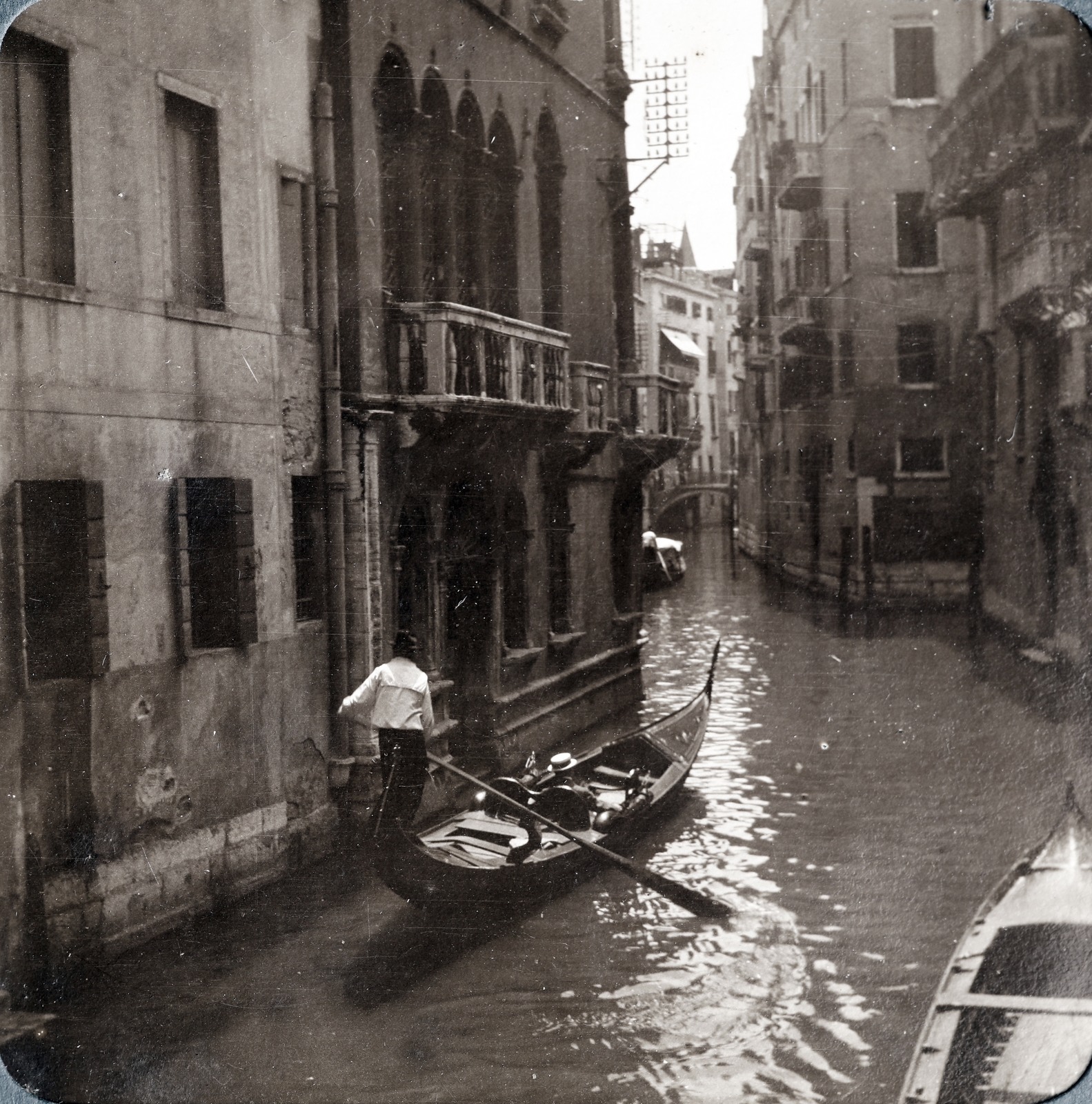 Italy, Venice, Rio di San Luca, a Ponte de la Cortesia felől a Rio dei Barcaroli felé nézve. A távolban a Ponte dei Barcaroli., 1911, Zichy kúria, Zala, lagoon, rowing boat, Fortepan #263635