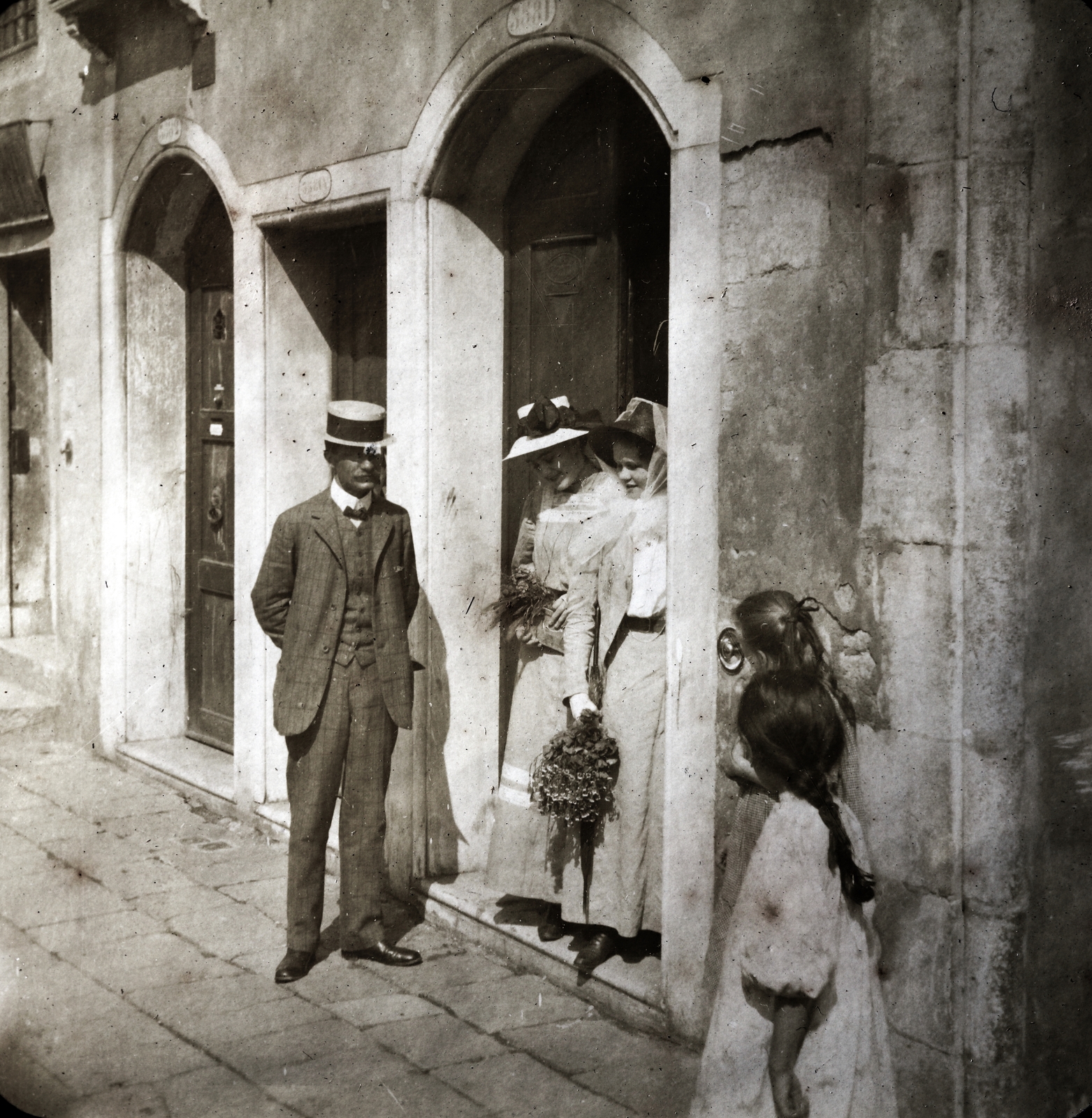 Italy, Venice, Campo Sant'Angelo, a felvétel a Palazzo Duodo előtt készült., 1911, Zichy kúria, Zala, hat, family, gateway, bouquet, Fortepan #263638