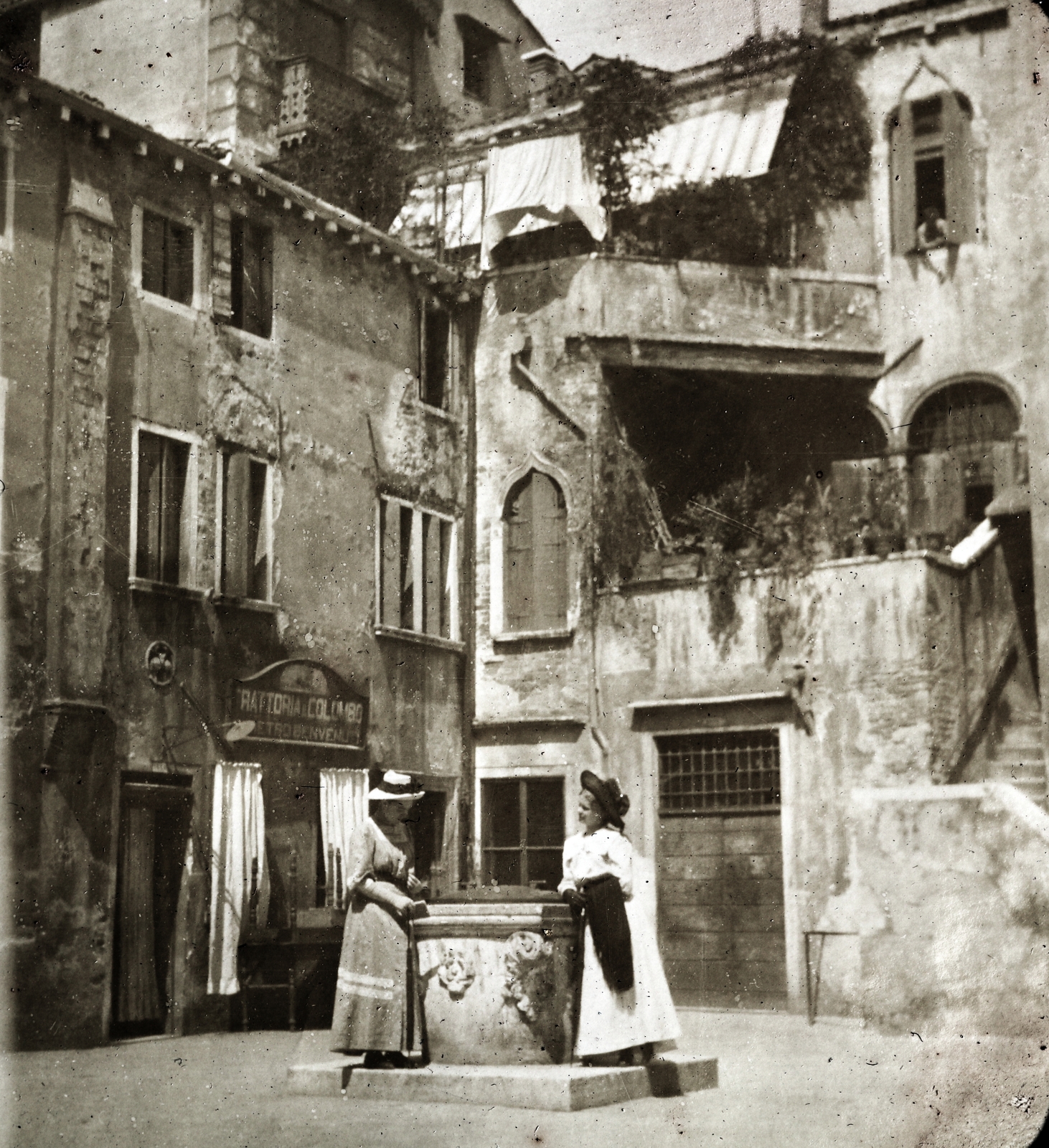 Italy, Venice, Corte del Teatro., 1911, Zichy kúria, Zala, well, balcony, Fortepan #263639