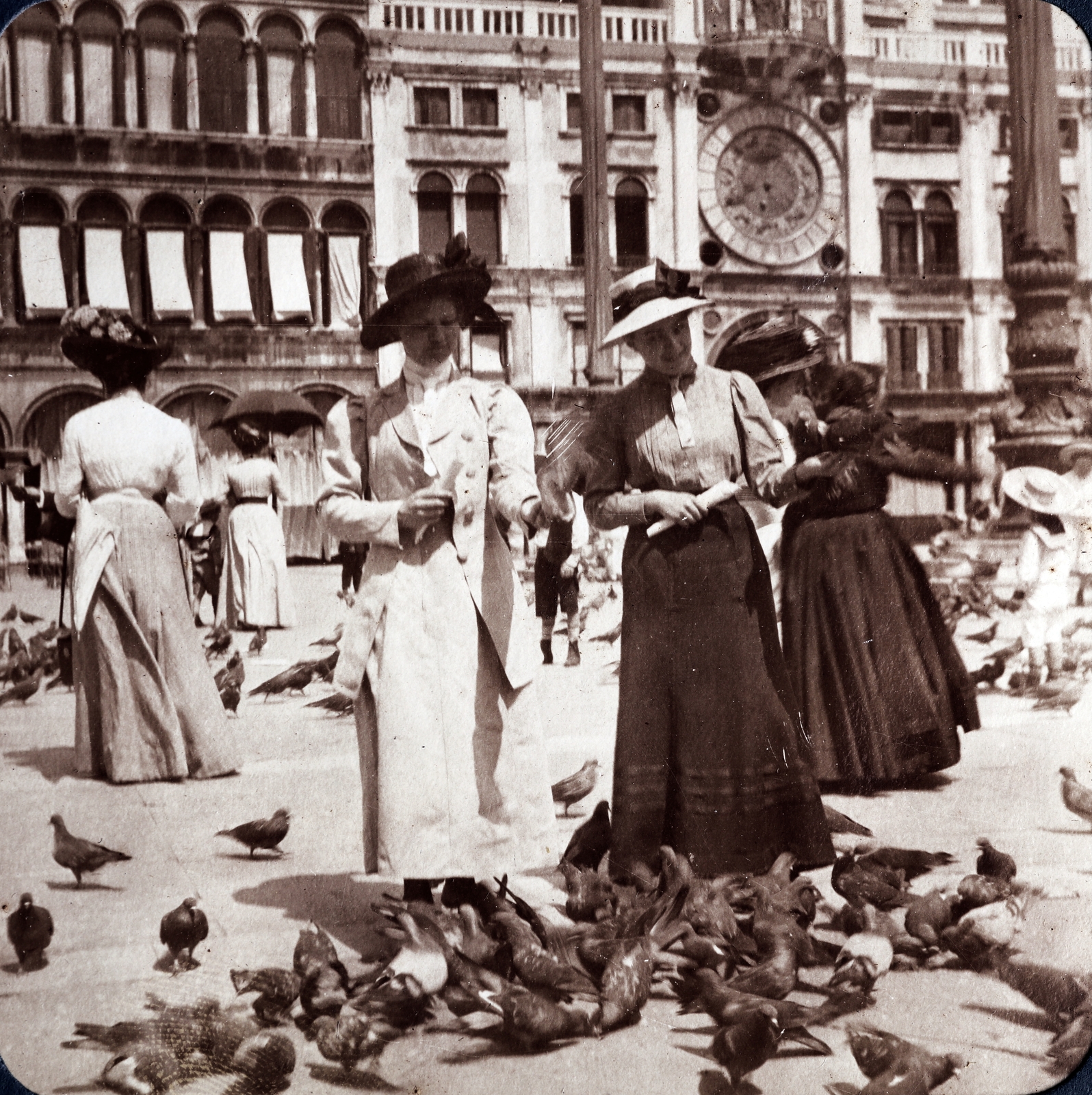 Italy, Venice, Szent Márk tér, háttérben az Óratorony., 1911, Zichy kúria, Zala, watch, dove, bird feeding, Fortepan #263640