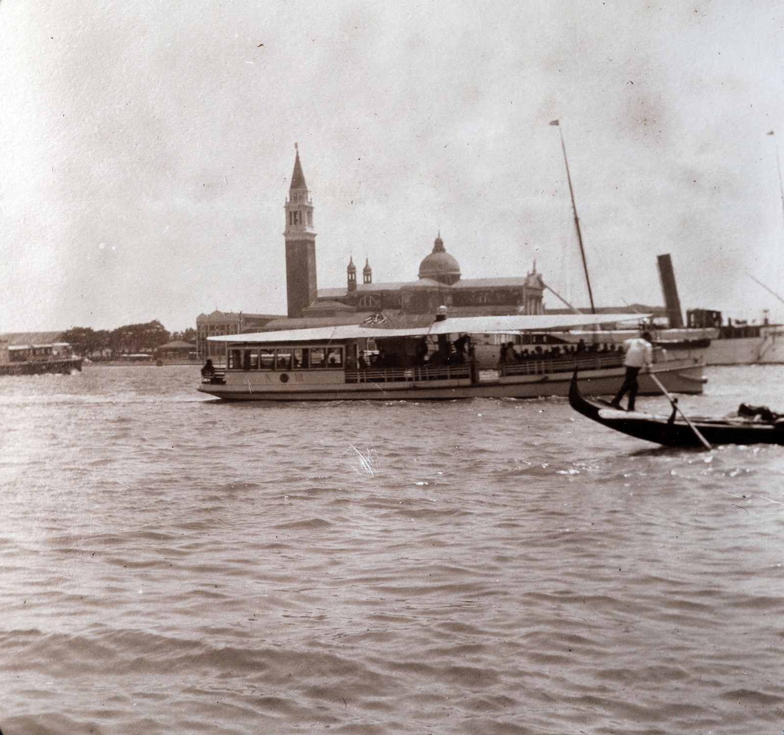 Italy, Venice, a hajó mögött a San Giorgio Maggiore sziget és a San Giorgio Maggiore-templom a Szent Márk tér irányából nézve., 1911, Zichy kúria, Zala, steeple, Fortepan #263641
