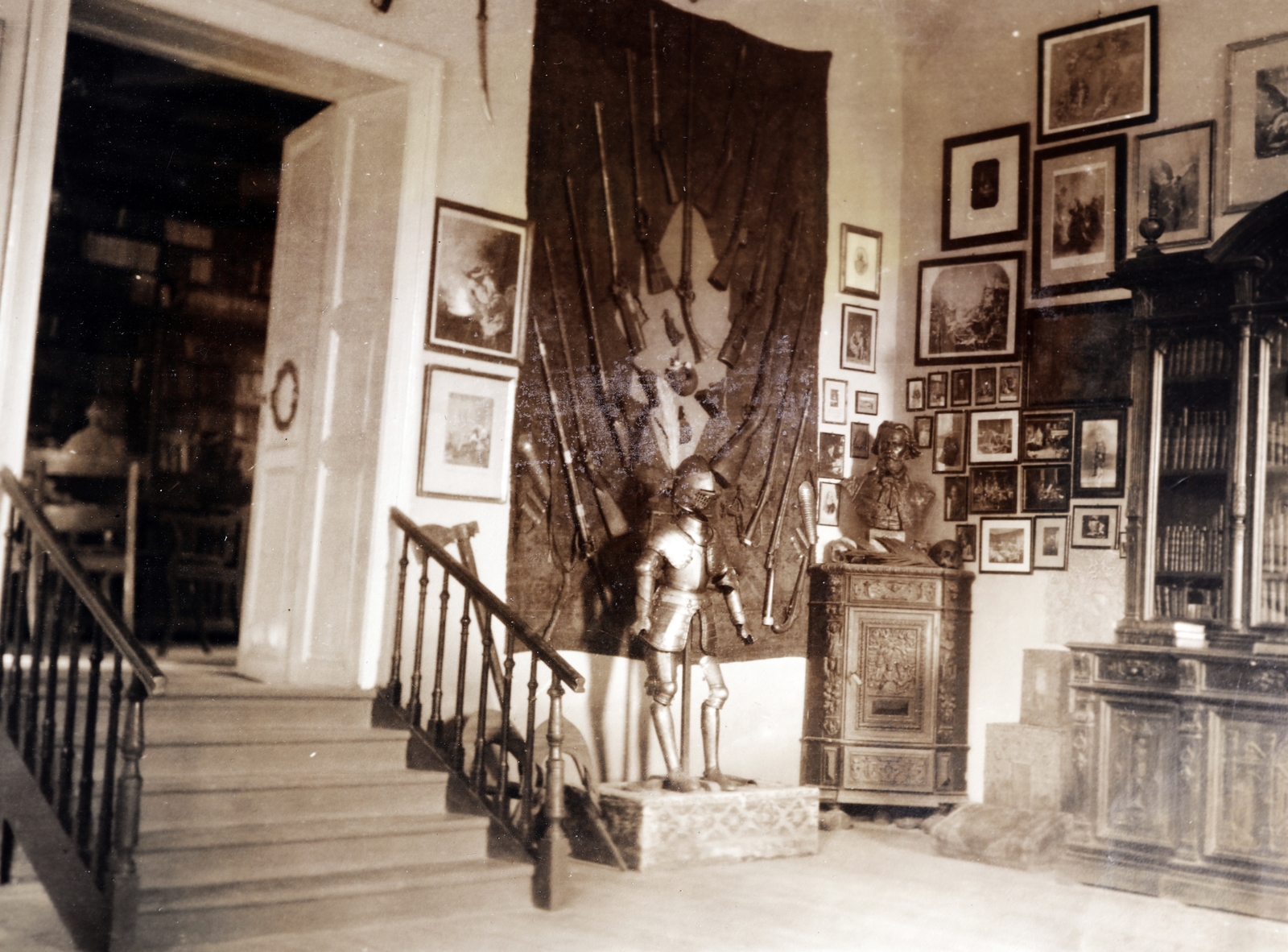Hungary, 1910, Zichy kúria, Zala, interior, painting, wall of weapons, bust, picture in picture, Fortepan #263698