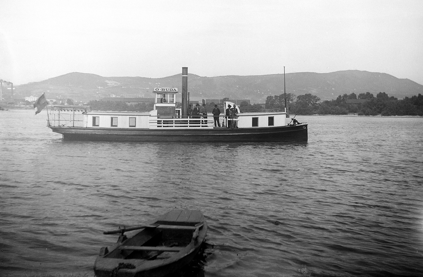 Hungary, Budapest XIII.,Budapest III., az Ó-Buda csavargőzös a Dunán, háttérben a Hajógyári-sziget, a távolban a Hármashatár-hegy. A felvétel a mai Árpád híd pesti hídfőjének helyén készült., 1910, Fortepan, ship, flag, river, boat, steamboat, XXVII/Óbuda ship, Budapest, Fortepan #2637