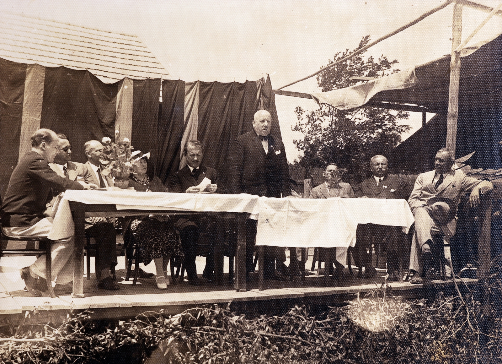 Hungary, revíziós ünnepség, dr. Javornitzky Jenő kormányfőtanácsos, a Társadalmi Egyesületek Szövetsége (TESz) társelnöke ünnepi beszédét tartja., 1934, Zichy kúria, Zala, festive, winners' podium, suit, speech, Fortepan #263715