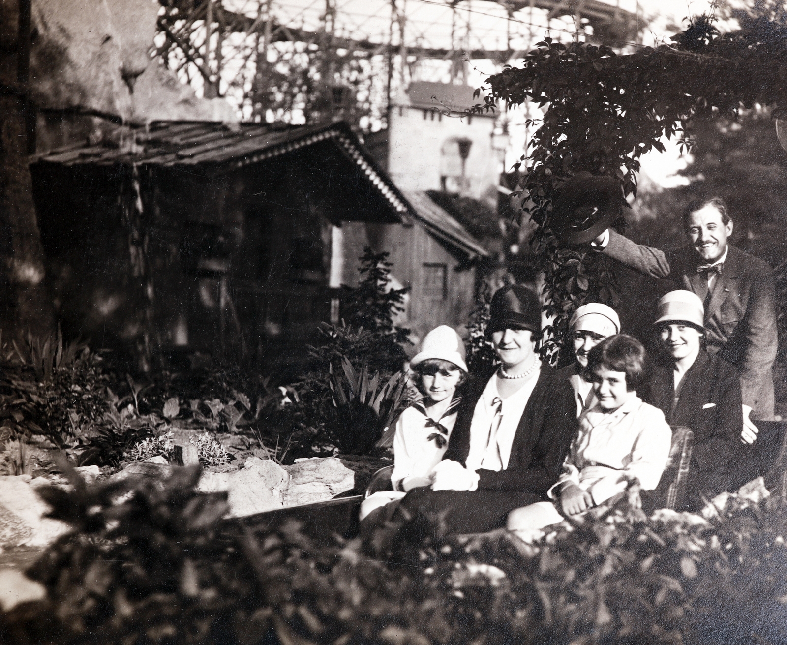 Hungary, Budapest XIV., a Mesecsónak (eredetileg Csodacsónak), háttérben a Hullámvasút., 1924, Zichy kúria, Zala, tableau, Budapest, amusement park, Fortepan #263731