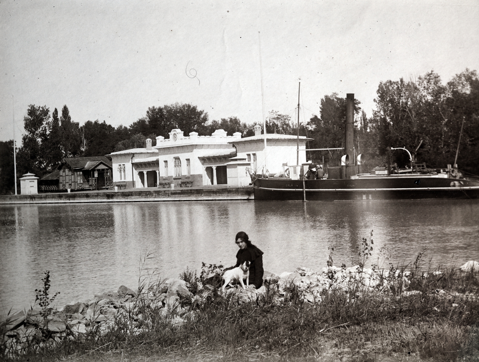 Hungary,Lake Balaton, Siófok, a hajóállomás utasváró épülete., 1914, Zichy kúria, Zala, dog, steamboat, boat station, Fortepan #263783