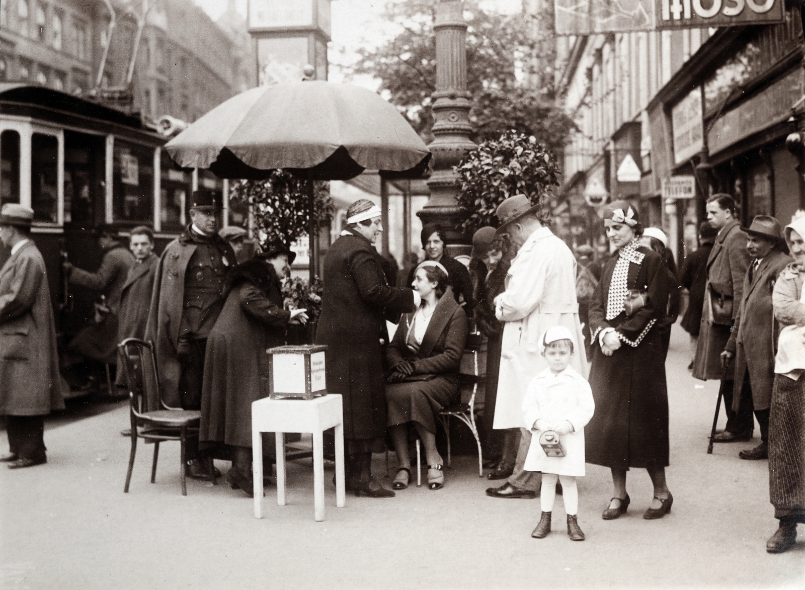Hungary, Budapest VII.,Budapest V., Károly körút (Károly király út), adománygyűjtés az Országos Gyermekvédő Liga számára., 1929, Zichy kúria, Zala, charity, tram, Budapest, Fortepan #263792