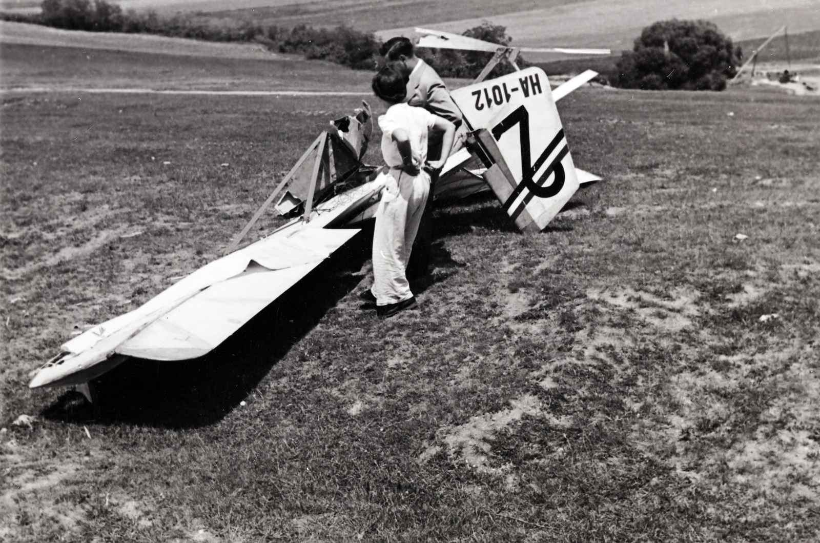 Hungary, Hármashatárhegy Airport, Budapest II., 1941, Zichy kúria, Zala, Rubik R-07a Tücsök, sailplane, wreck, Budapest, Fortepan #263802