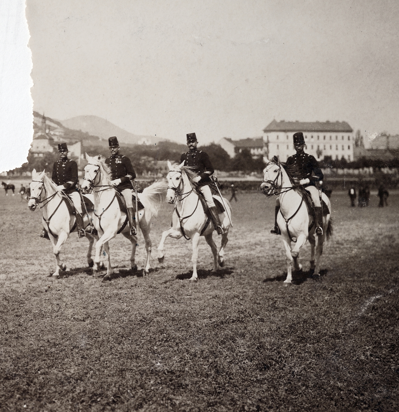 Magyarország, Budapest I.,Budapest XII., Vérmező, katonai gyakorlótér. Háttérben jobbra a Krisztina körút 35. számú ház a Maros utca sarkán., 1909, Zichy kúria, Zala, lovas, Budapest, Fortepan #263846