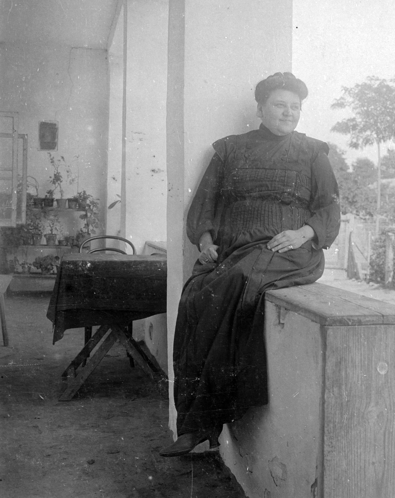 1914, Erdőssy Béla, portrait, woman, sitting on a handrail, porch, Fortepan #26385