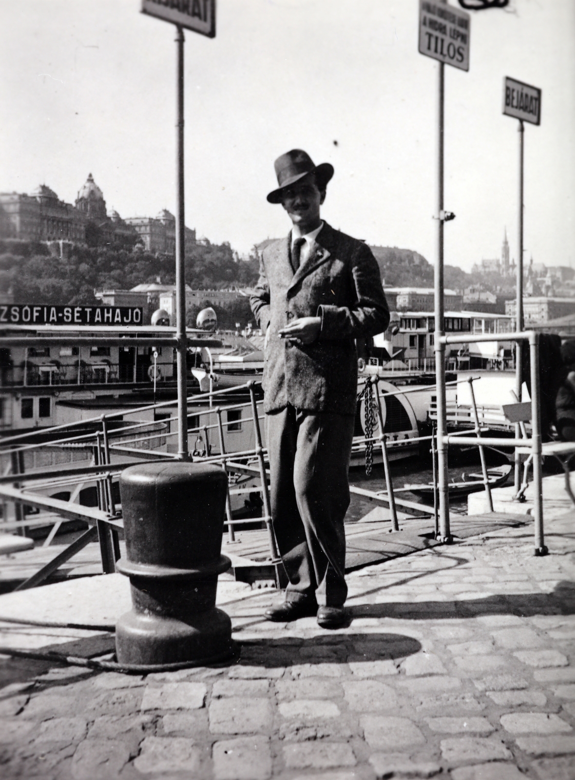 Hungary, Budapest V., pesti alsó rakpart a Petőfi téri hajóállomásnál, a Duna túlpartján, balra fenn a Királyi Palota (később Budavári Palota)., 1938, Zichy kúria, Zala, portrait, Budapest, Fortepan #263971