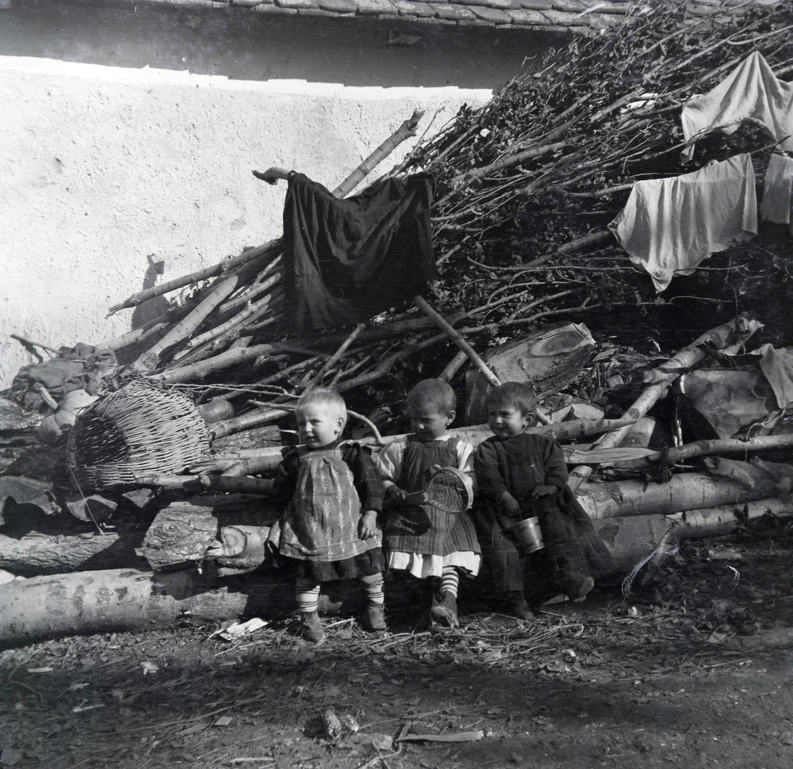 Magyarország, Zala, cselédudvar., 1906, Zichy kúria, Zala, Best of, gyerek, teregetés, fonott áru, hárman, kas, Fortepan #264014