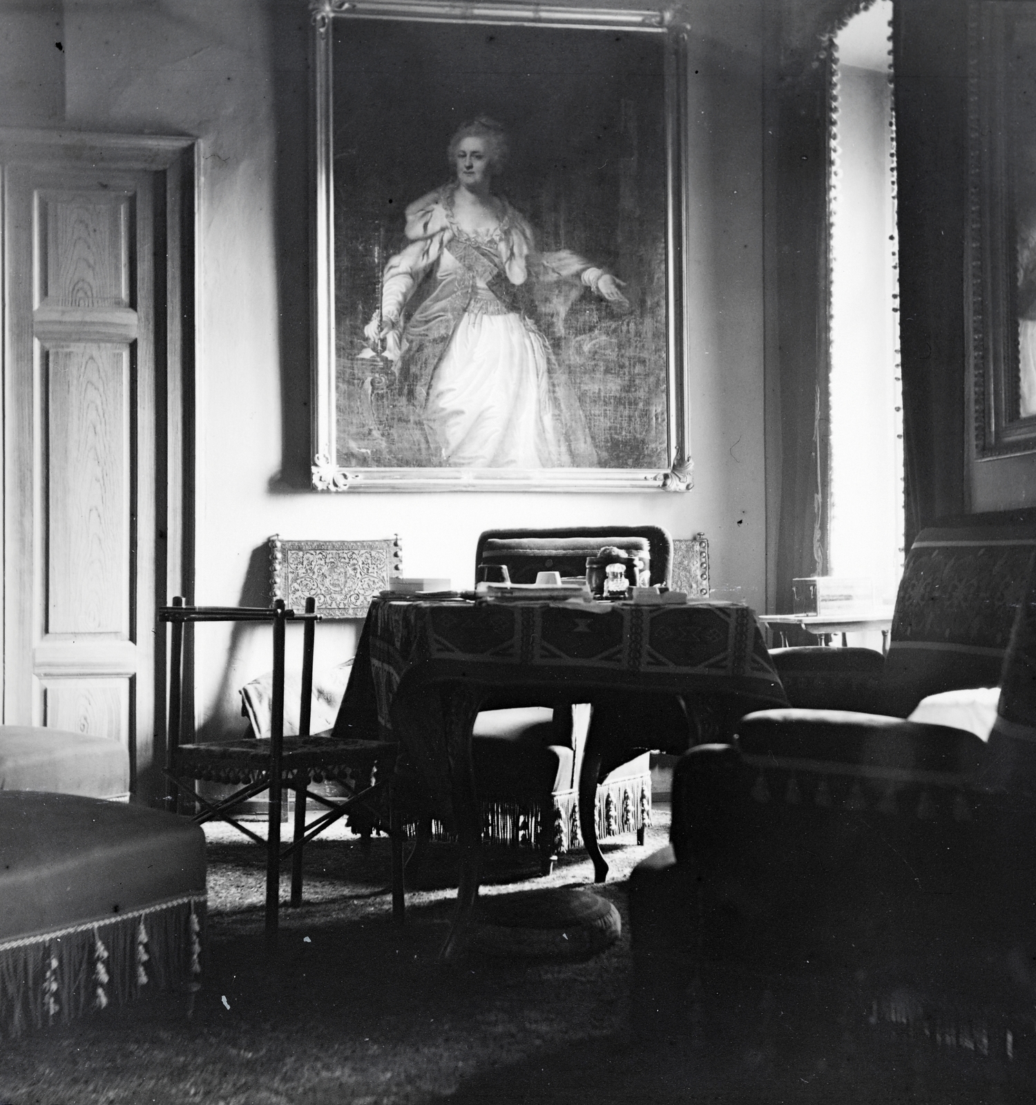 Hungary, Zichy-kúria, szemben Nagy Katalin cárnő képe., 1914, Zichy kúria, Zala, interior, painting, chair, furniture, Fortepan #264030