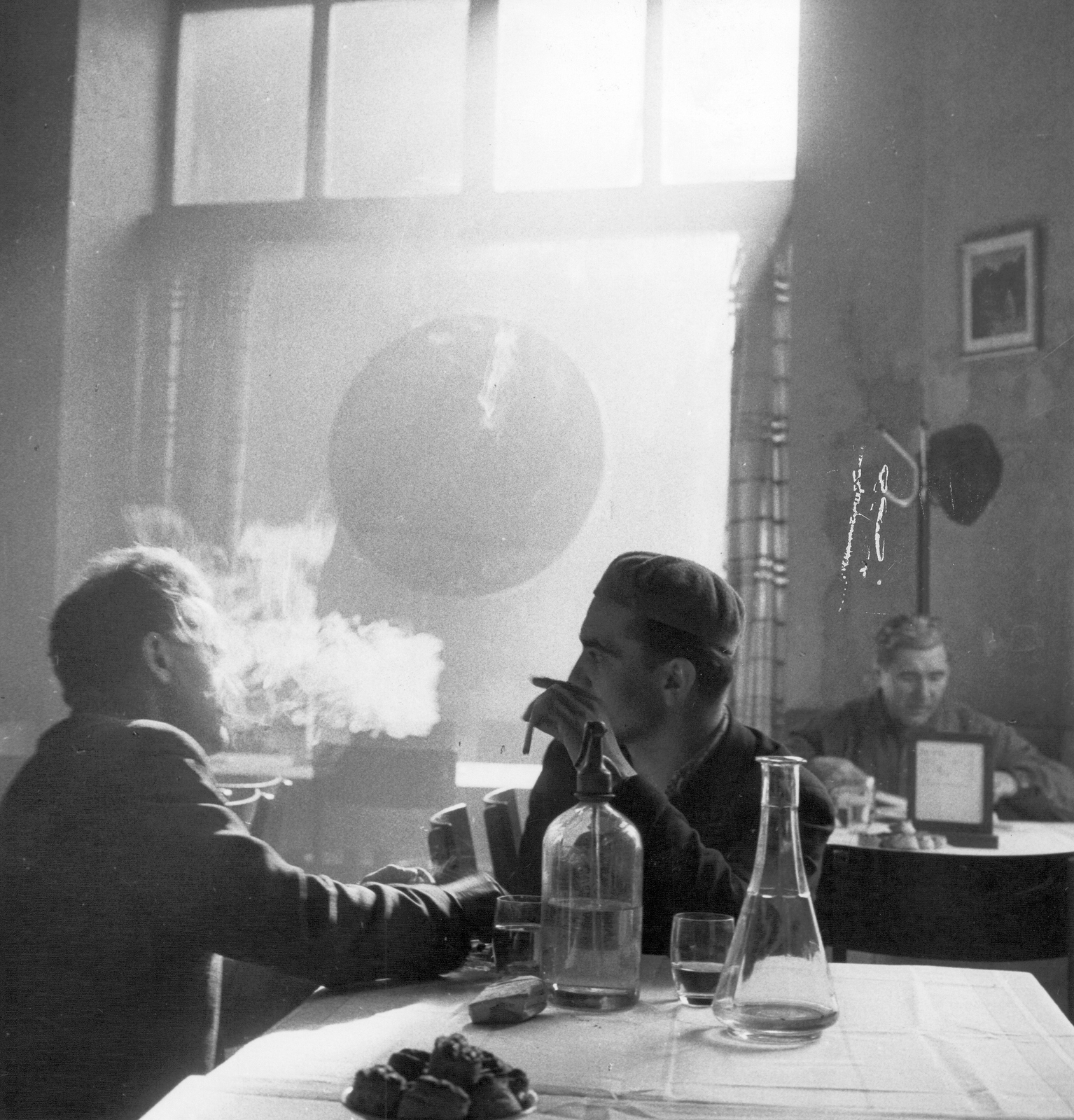 Hungary, Budapest IX., Ferencvárosi kisvendéglő., 1965, Ferencvárosi Helytörténeti Gyűjtemény, hospitality, cigarette, smoking, genre painting, furniture, interior, beret, smoke, soda water bottle, coat-stand, wine-tasting glass, decanter, Budapest, Fortepan #26405