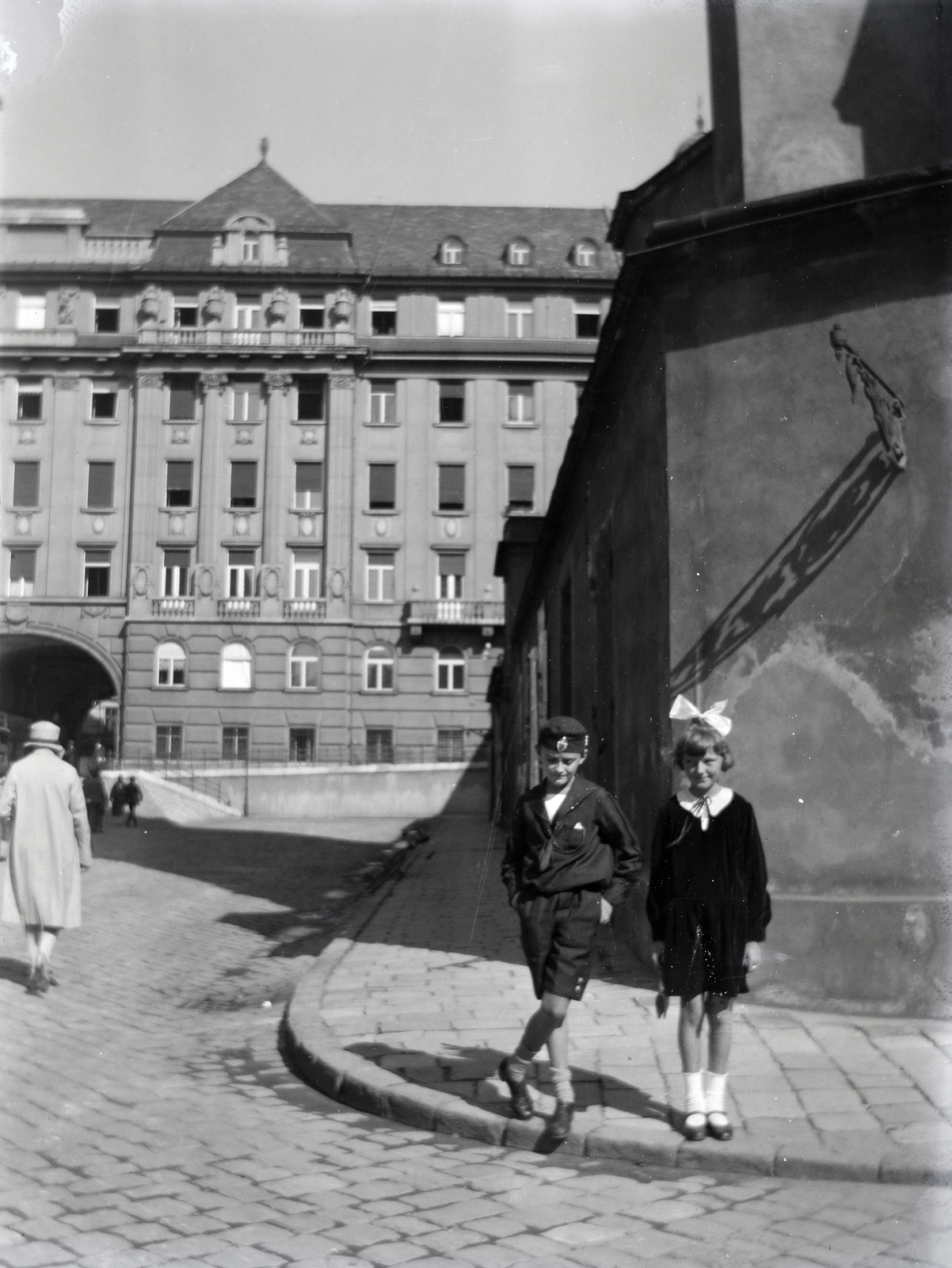 Hungary, Budapest V., Március 15. (Eskű) tér a Belvárosi Nagyboldogasszony Főplébánia-templom előtt. Háttérben a Piarista Rendház (később Sapientia Szerzetesi Hittudományi Főiskola)., 1930, Zichy kúria, Zala, shadow, ribbon, Budapest, Fortepan #264052