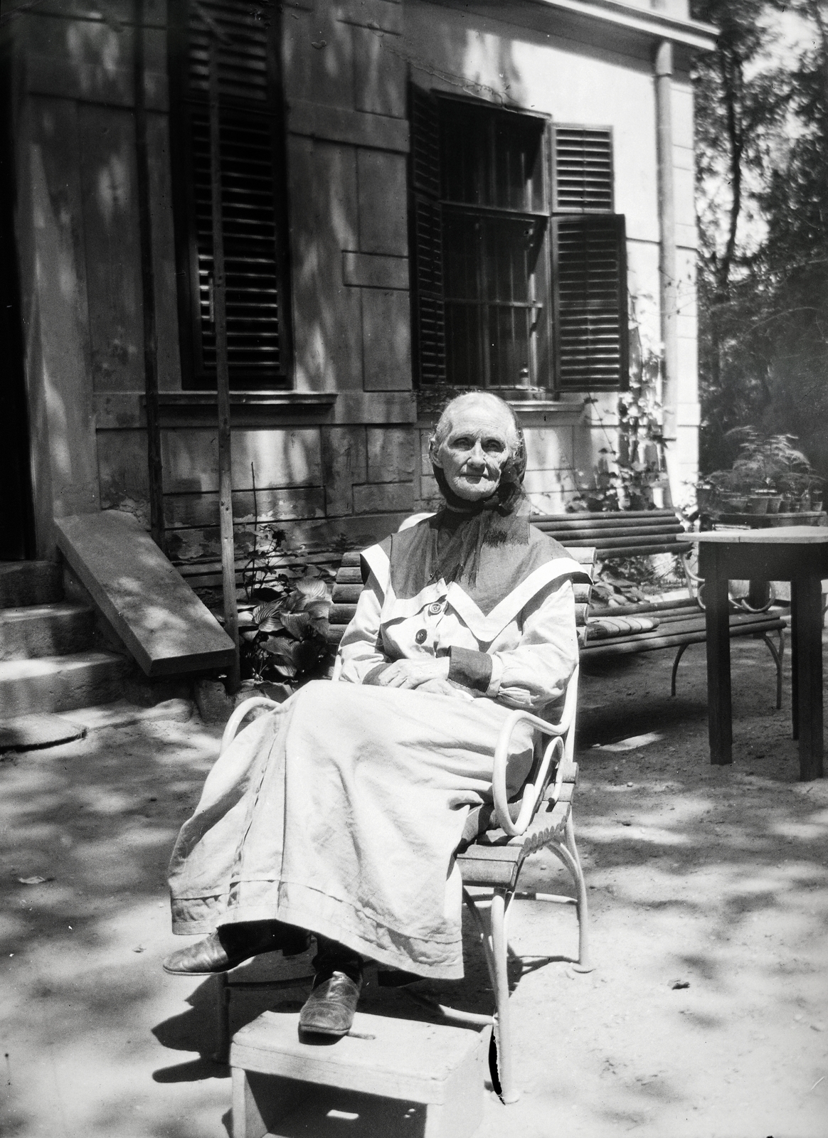 Hungary,Lake Balaton, Siófok, Batthyány utca 22., a felvétel Zichy Zsófia villájának kertjében készült., 1914, Zichy kúria, Zala, woman, sitting, old person, Fortepan #264063