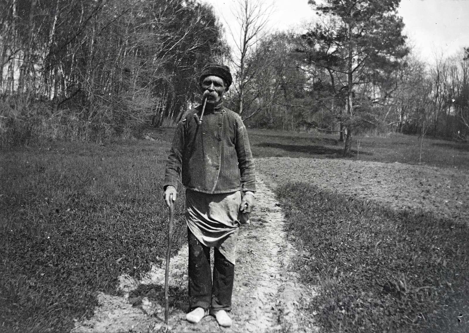 1914, Zichy kúria, Zala, walking cane, old person, man, moustache, attire, pipe, work, peasant, worker, dirt road, Fortepan #264073