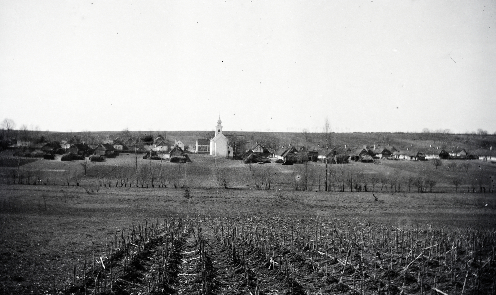 Magyarország, Zala, szemben a Zichy Mihály utcánál a Bűnbánó Magdolna-templom, a felvétel a Rákóczi utca közeléből készült., 1914, Zichy kúria, Zala, falu, népi építészet, templom, látkép, mező, tájkép, nádtető, Fortepan #264078