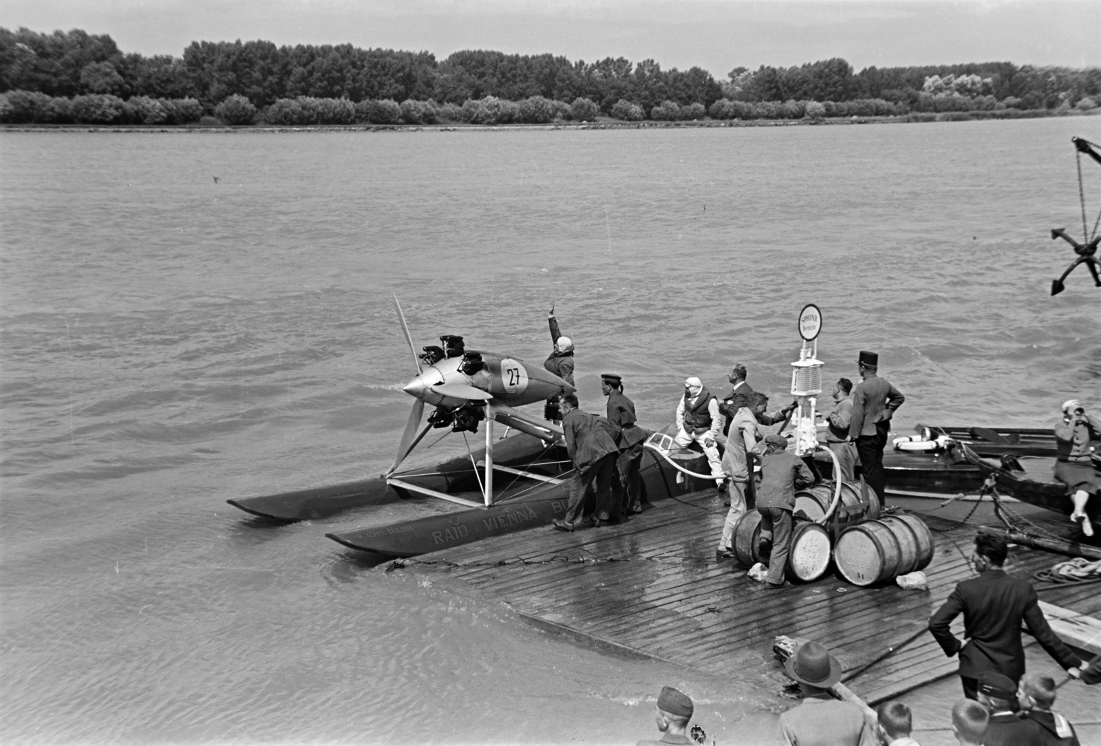 Hungary, Gönyű, Bécs - Budapest motorcsónakverseny, az olasz résztvevők üzemanyaggal töltik fel a repülőgépmotorral felszerelt katamaránjukat., 1937, Nagy István, Best of, gas station, barrel, motorboat, catamaran, Fortepan #264103