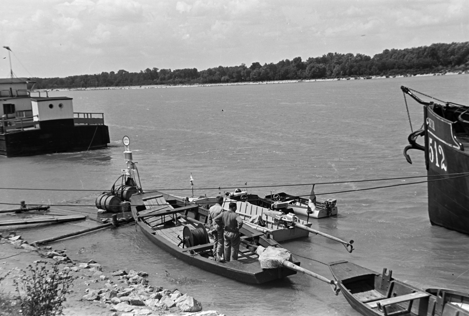 Hungary, Gönyű, Bécs - Budapest motorcsónakverseny, a Magyar Királyi Folyamőrség motorcsónakjával vontatják az egyik egyik résztvevőt., 1937, Nagy István, gas station, motorboat, Fortepan #264105