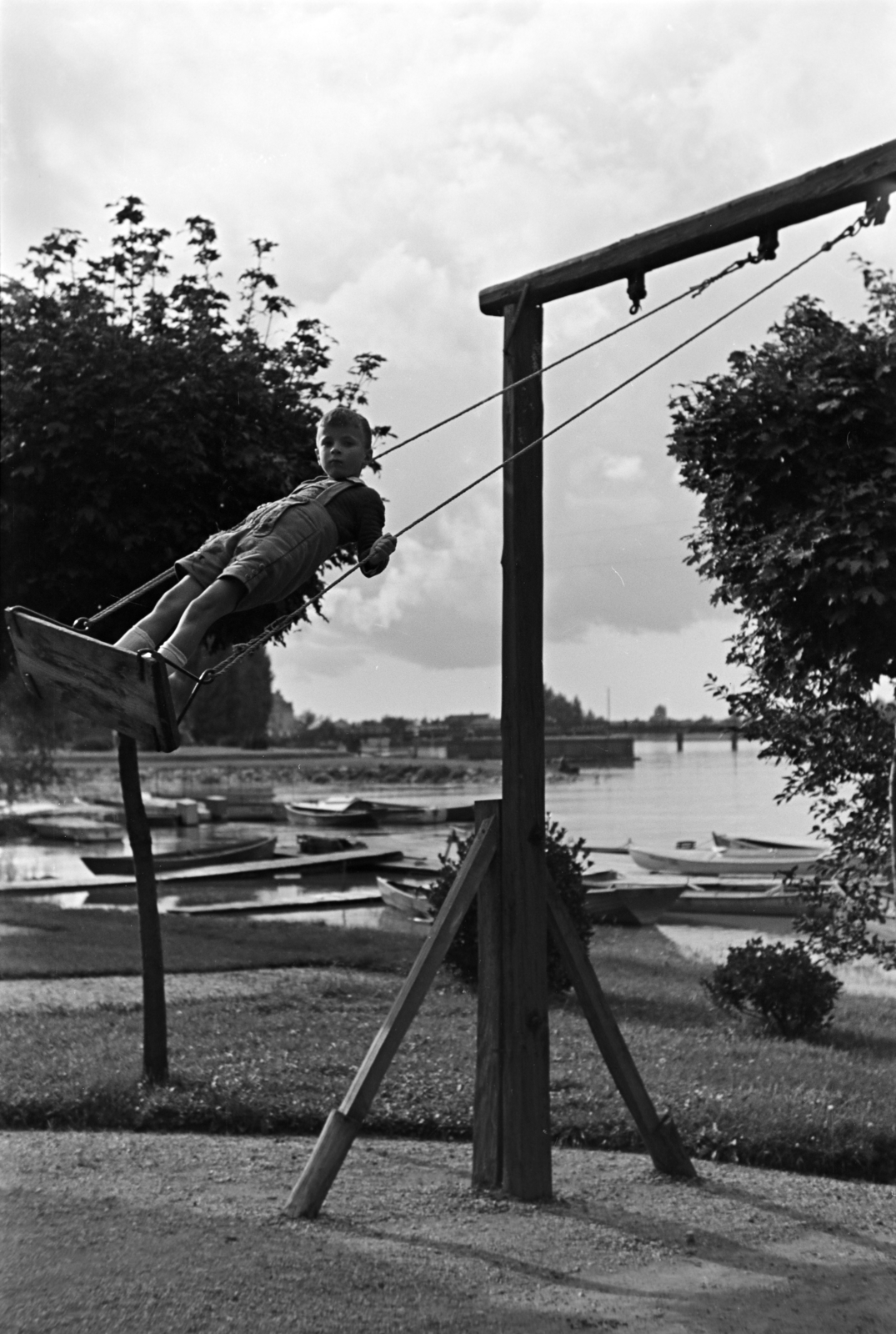 Hungary, Győr, Mosoni-Duna-part a Rába torkolatánál, a felvétel a Győri Iparosok Csónakázó Egylet (GyICsE) csónakháza udvarán készült., 1937, Nagy István, swing, Best of, Fortepan #264107