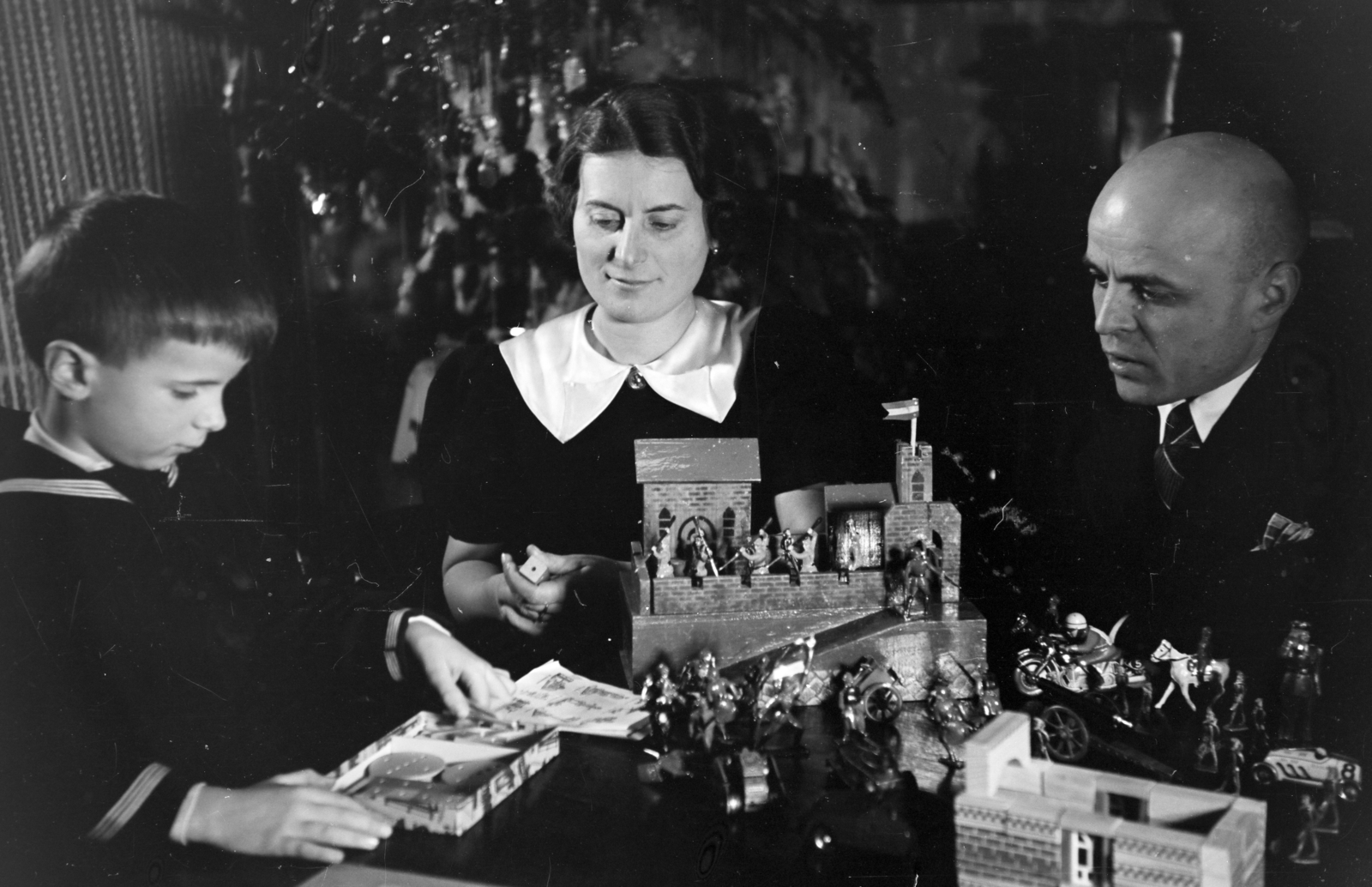 Magyarország, Győr, Bisinger sétány 16., az MTI szerkesztőségének vezetője Nagy József feleségével és fiával., 1937, Nagy István, Nagy József, ólomkatona, gyerekjáték, Fortepan #264112