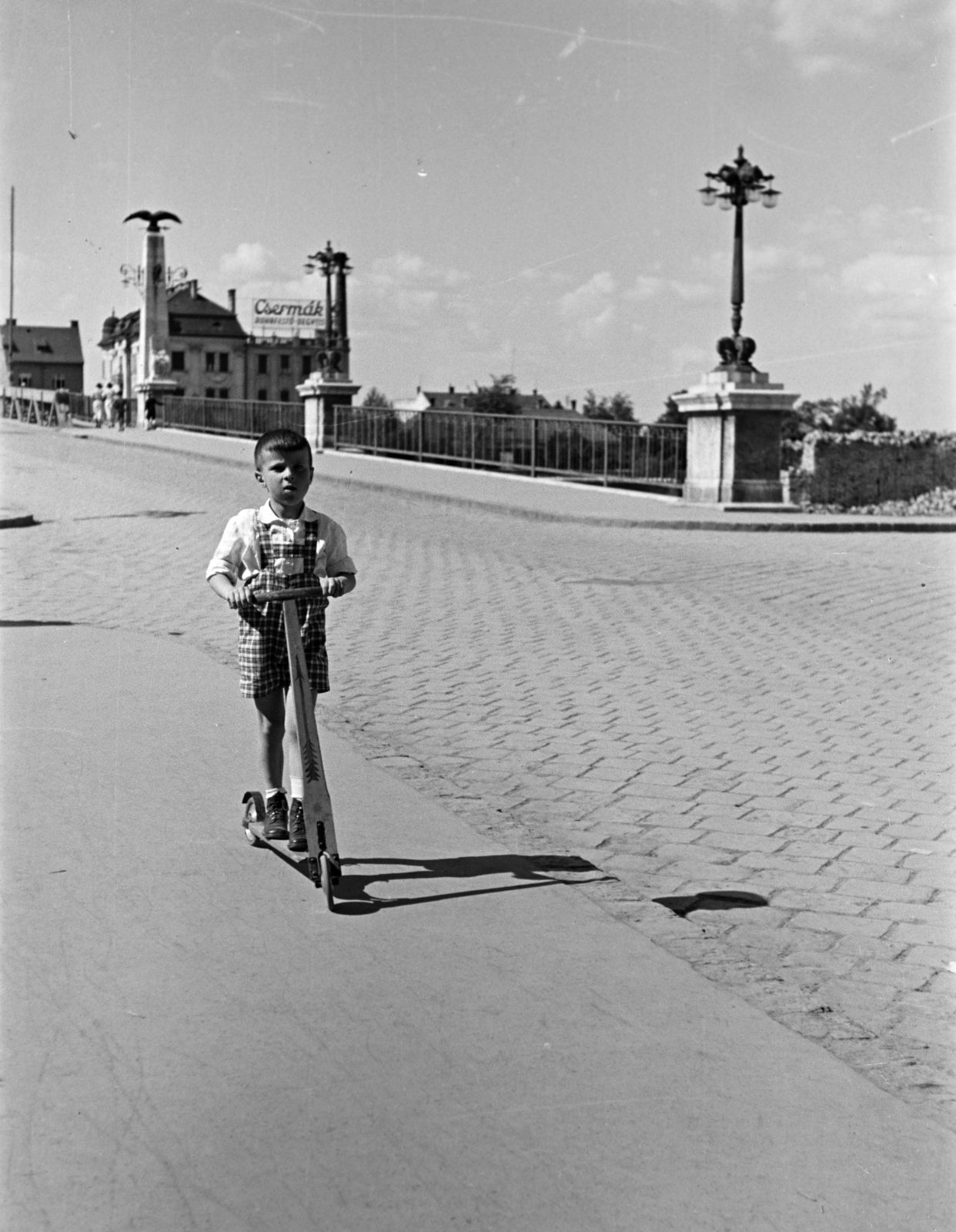 Magyarország, Győr, a felvétel a Kossuth híd belvárosi hídfőjénél készült., 1937, Nagy István, Nagy József, híd, Turul-szobor, roller, kantárosnadrág, portré, Fortepan #264122