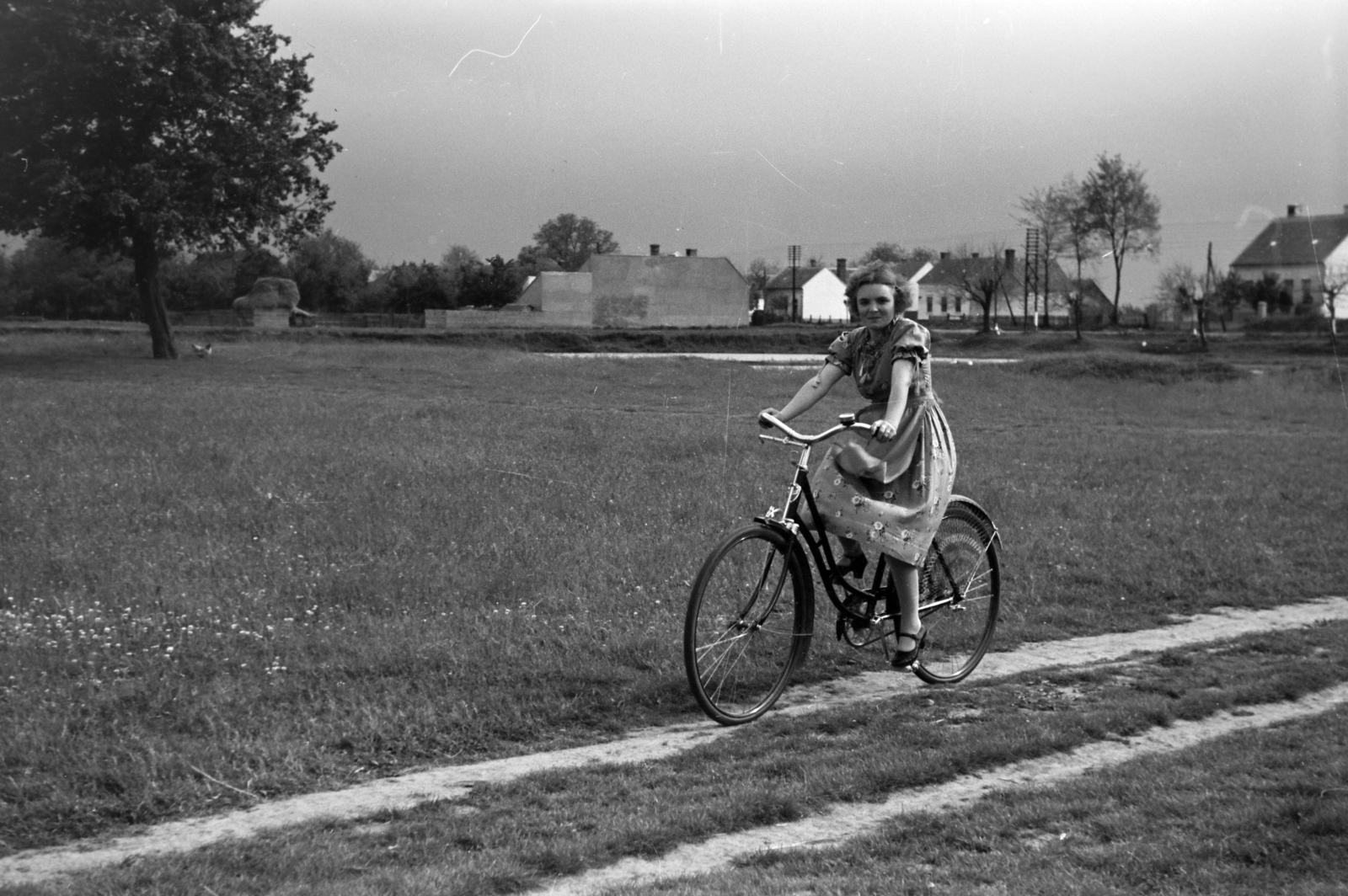 Hungary, Szombathely, Gyöngyösszőlős (egykor önálló, ma a város része), a felvétel a mai Rumi út - Pásztor utca környékén készült., 1937, Nagy István, portrait, bicycle, Fortepan #264129