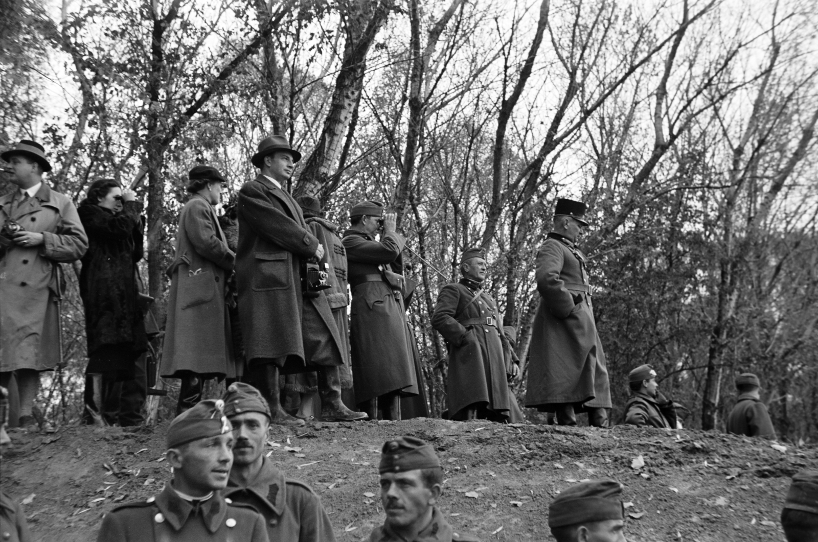 Magyarország, Duna-part, a felvétel a magyar csapatok szlovákiai bevonulására készített, Medve felé vezető pontonhíd építésekor készült 1938. november 5-én. A töltésen jobbról az első az átkelő csapatok legfőbb parancsnoka Temesy Milán altábornagy, a székesfehérvári vegyesdandár parancsnoka., 1938, Nagy István, Nagy József, Duna-part, Fortepan #264141