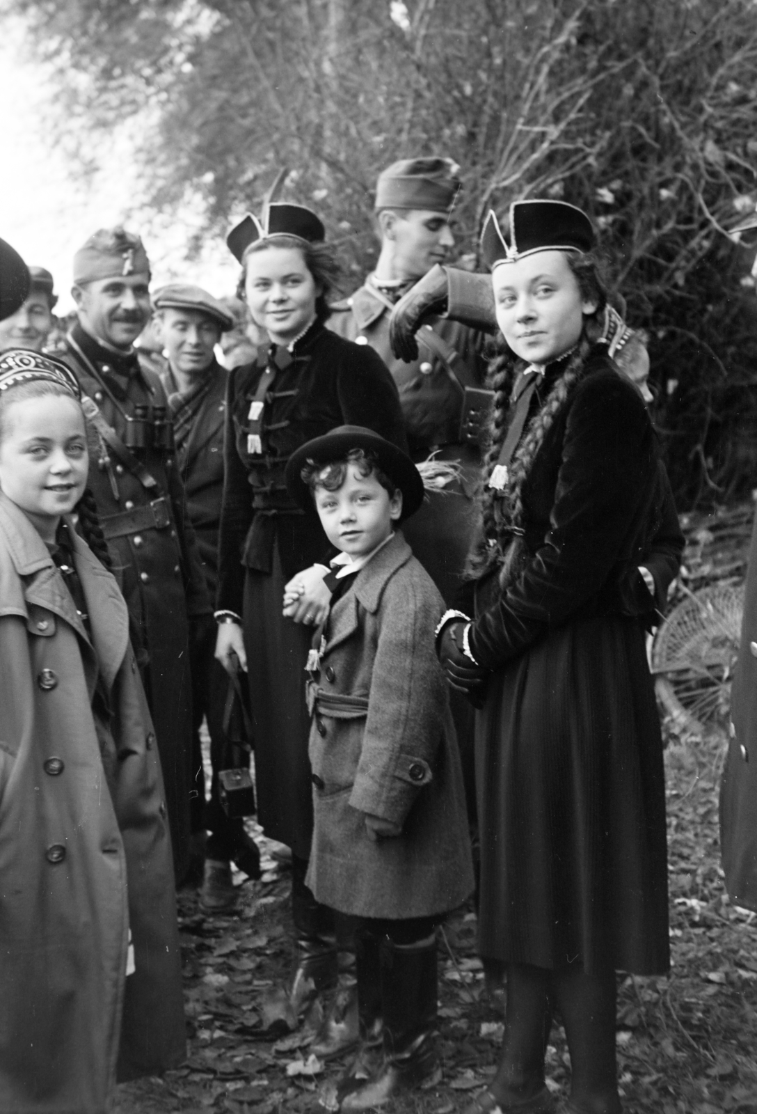 Hungary, ünneplők a Duna-parton, a magyar csapatok szlovákiai bevonulására készített Medve felé vezető pontonhídnál., 1938, Nagy István, tableau, Fortepan #264155
