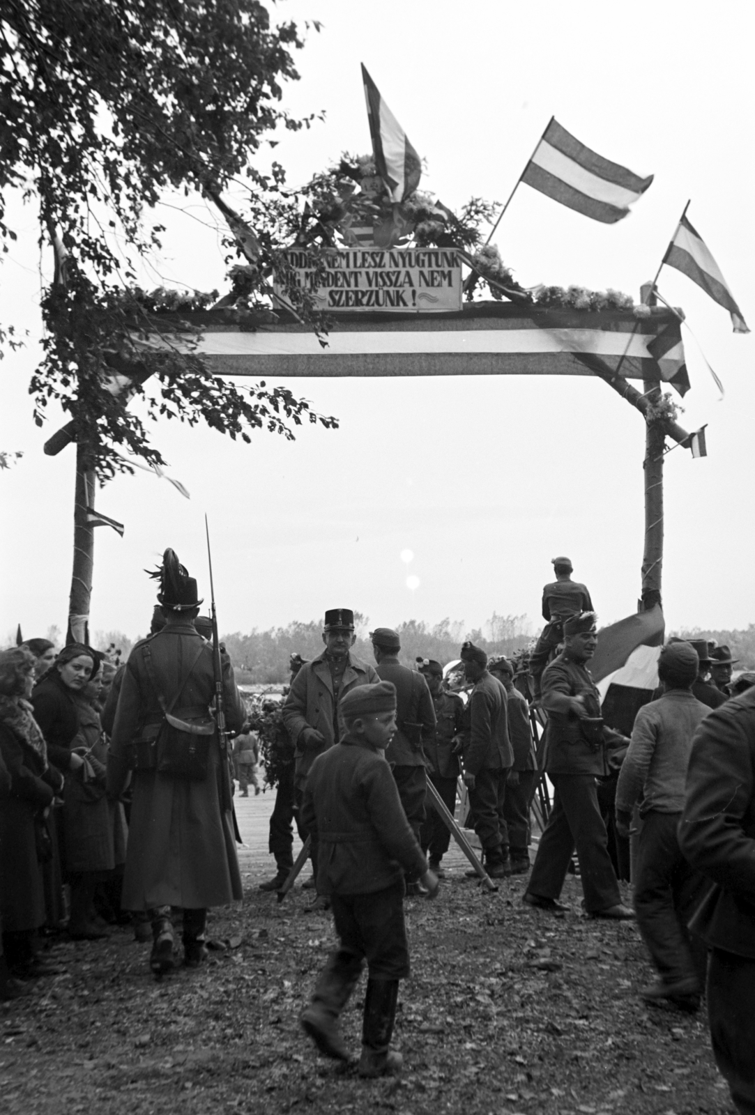 Magyarország, Duna-part, díszkapu a magyar csapatok szlovákiai bevonulására készített Medve felé vezető pontonhídnál., 1938, Nagy István, Nagy József, diadalkapu, bevonulás, Fortepan #264158